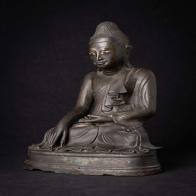 Material: bronze
34,8 cm high 
26,5 cm wide and 17 cm deep
Weight: 5.091 kgs
With inlayed eyes
Mandalay style
Bhumisparsha mudra
Originating from Burma
Late 19th century
