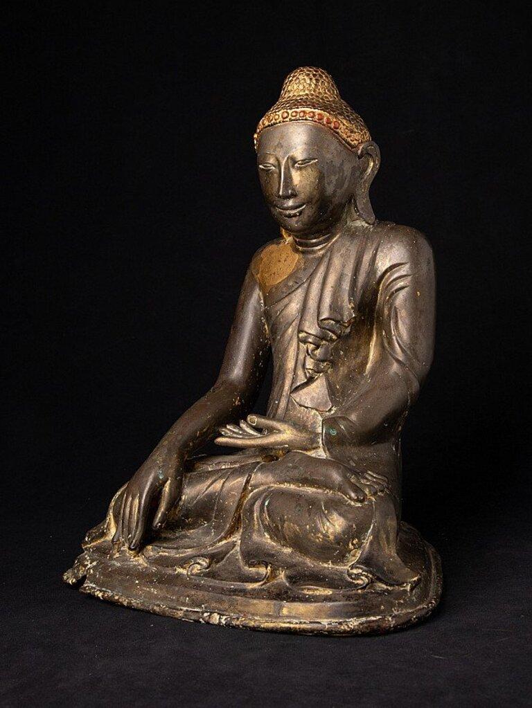 Material: bronze
35,3 cm high 
27,6 cm wide and 22 cm deep
Weight: 8.7 kgs
With traces of 24 krt. gilding
Mandalay style
Bhumisparsha mudra
Originating from Burma
19th century
A very nice classical Mandalay Buddha !
 