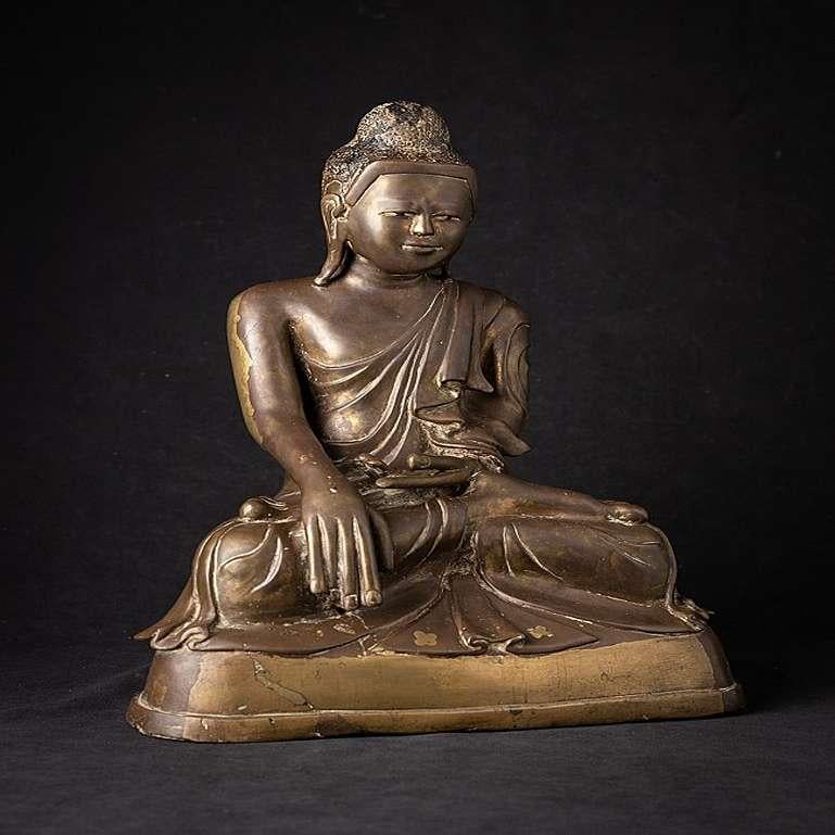 Antique Bronze Mandalay Buddha Statue from Burma For Sale 1