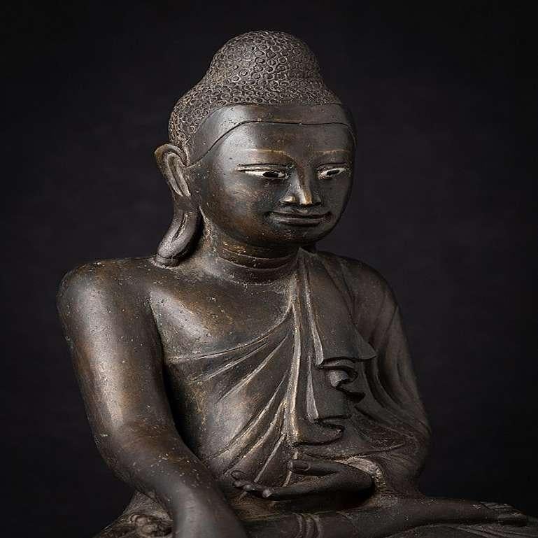 Antique bronze Mandalay Buddha statue from Burma For Sale 1