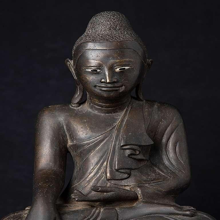 Antike Mandalay-Buddha-Statue aus Bronze aus Birma im Angebot 4