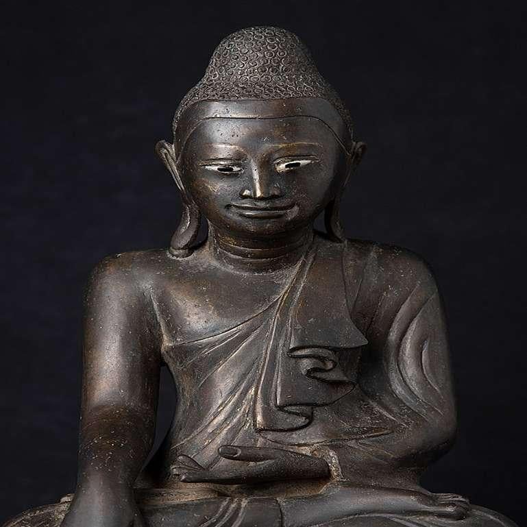 statue de Bouddha Mandalay en bronze ancien de Birmanie en vente 4