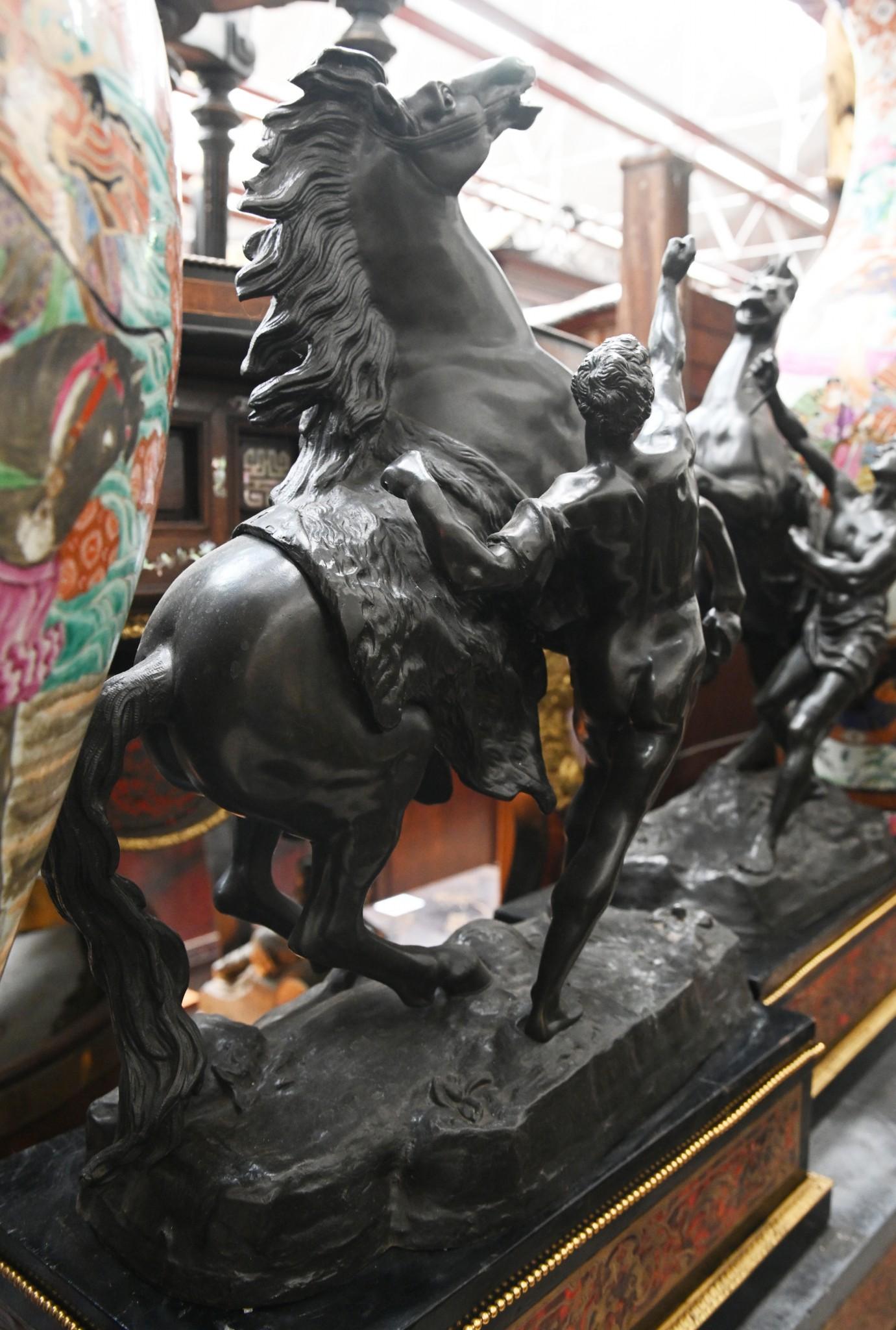 Sie sehen ein einzigartiges Paar antiker Marley-Pferde aus Bronze
Wir datieren sie auf ca. 1860
Die Patina auf der Bronze ist großartig, schau dir Details wie den Muskeltonus an
Stehen auf den Sockeln mit Boulle-Intarsien auf der Vorderseite und den
