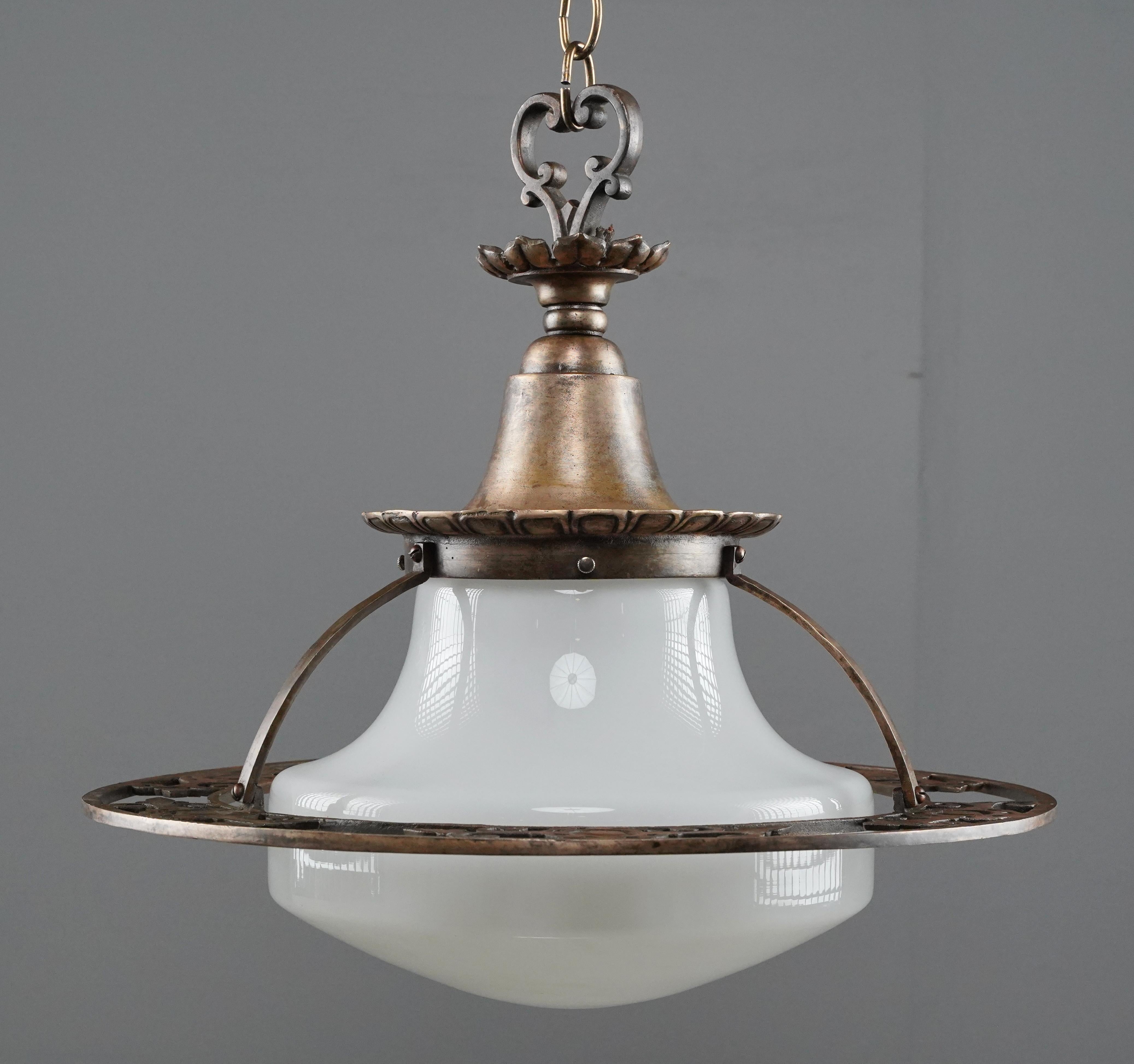 Américain Suspension en bronze antique et verre au lait en vente