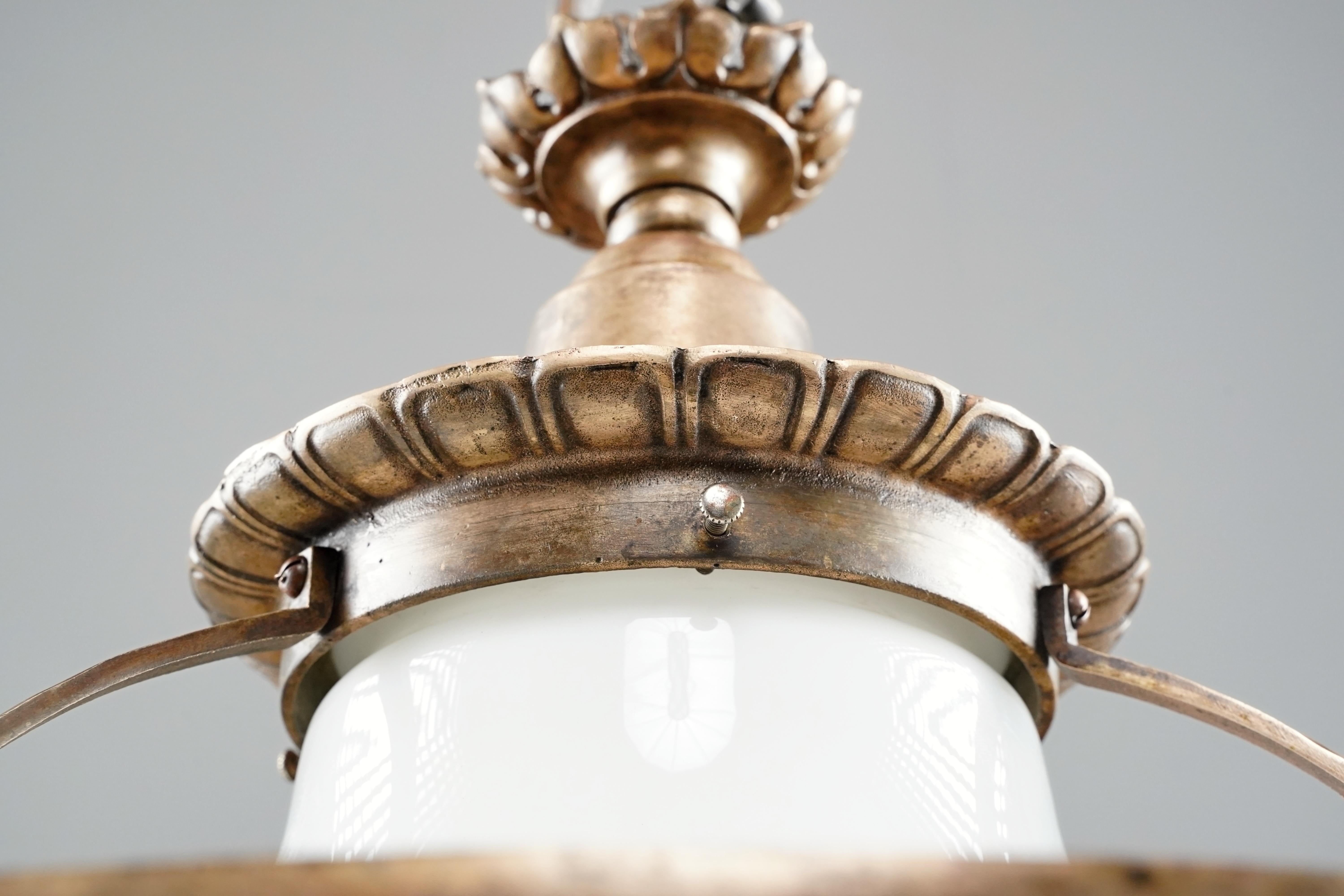 Suspension en bronze antique et verre au lait Bon état - En vente à New York, NY
