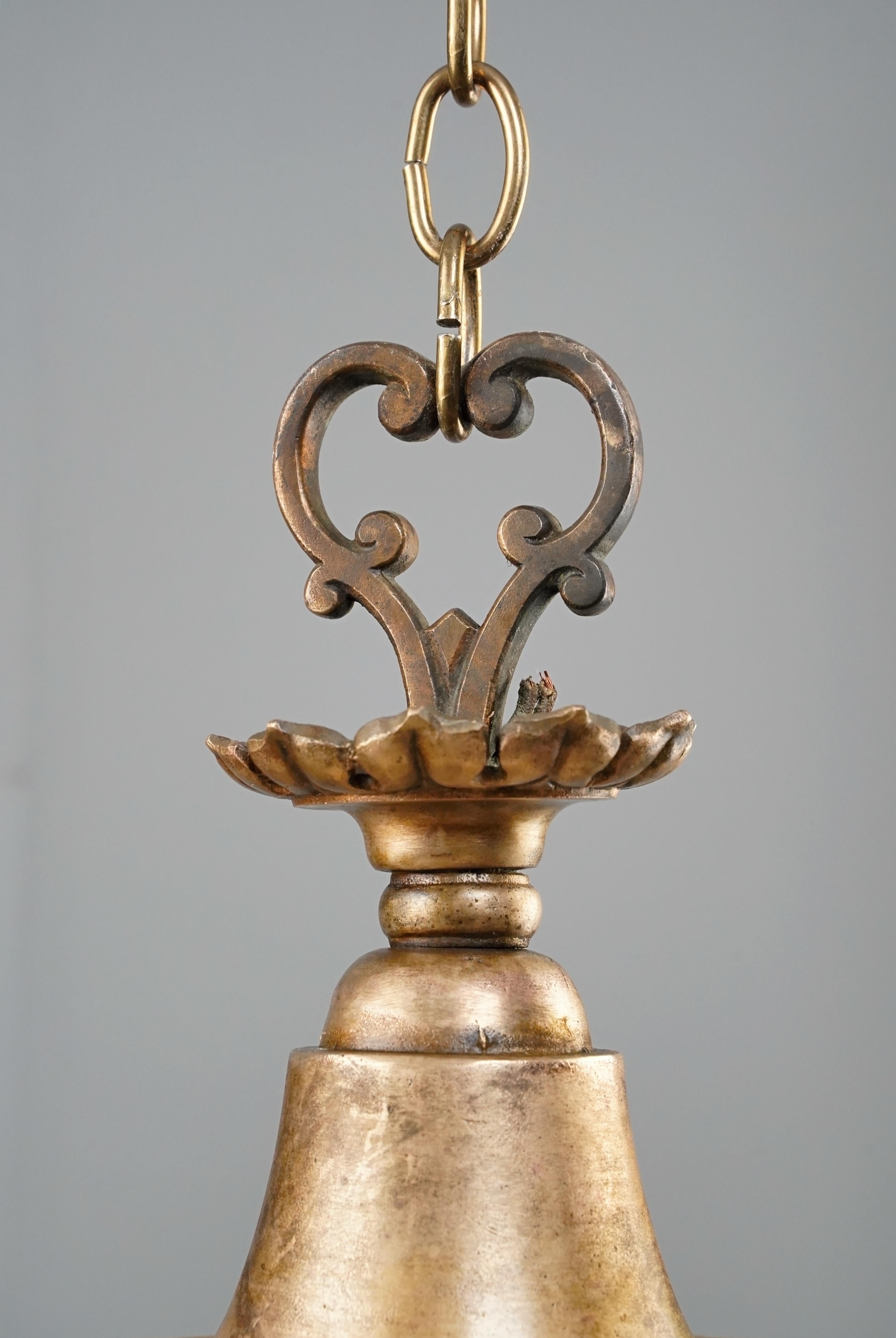 20ième siècle Suspension en bronze antique et verre au lait en vente