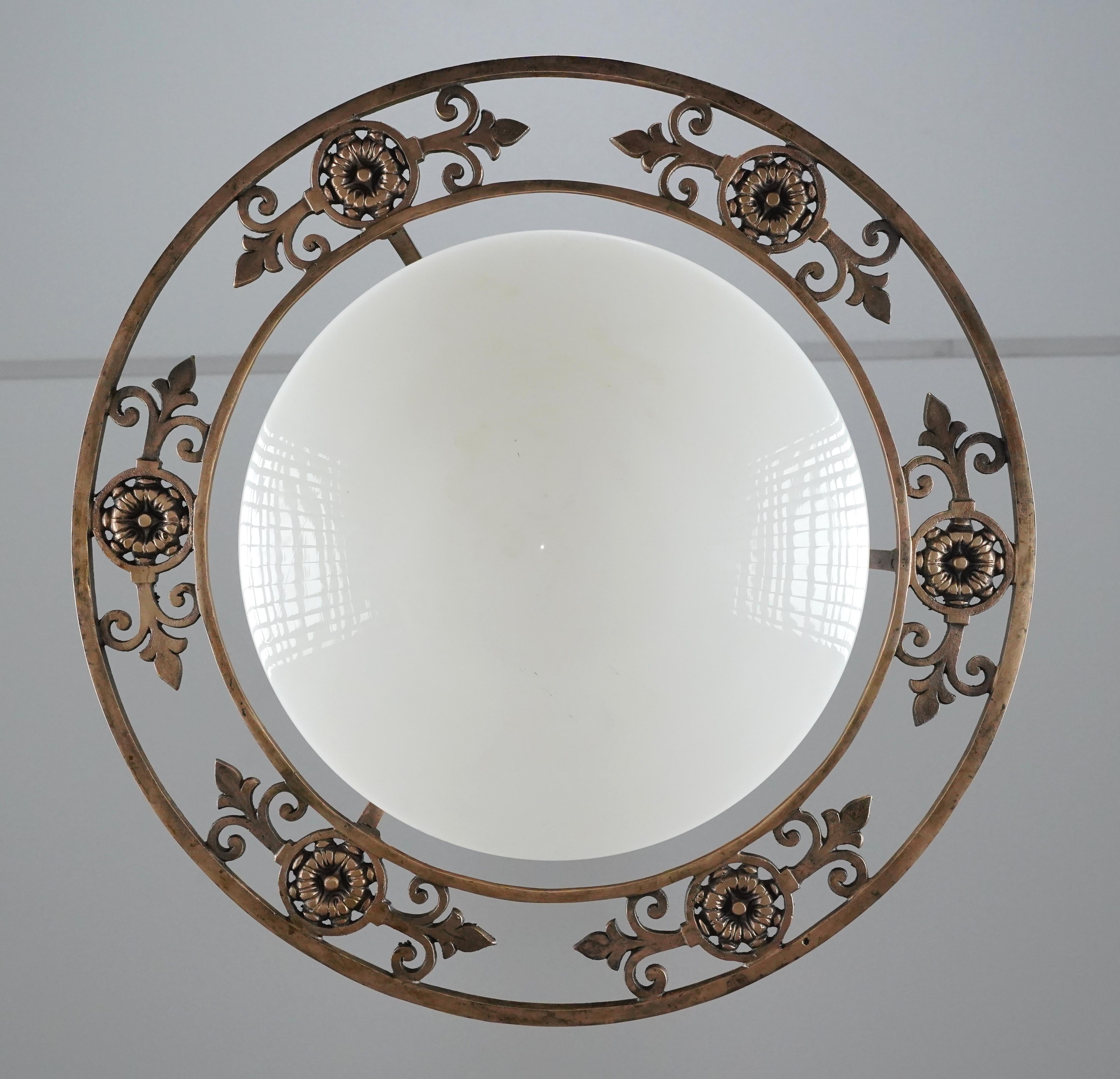 Bronze Suspension en bronze antique et verre au lait en vente
