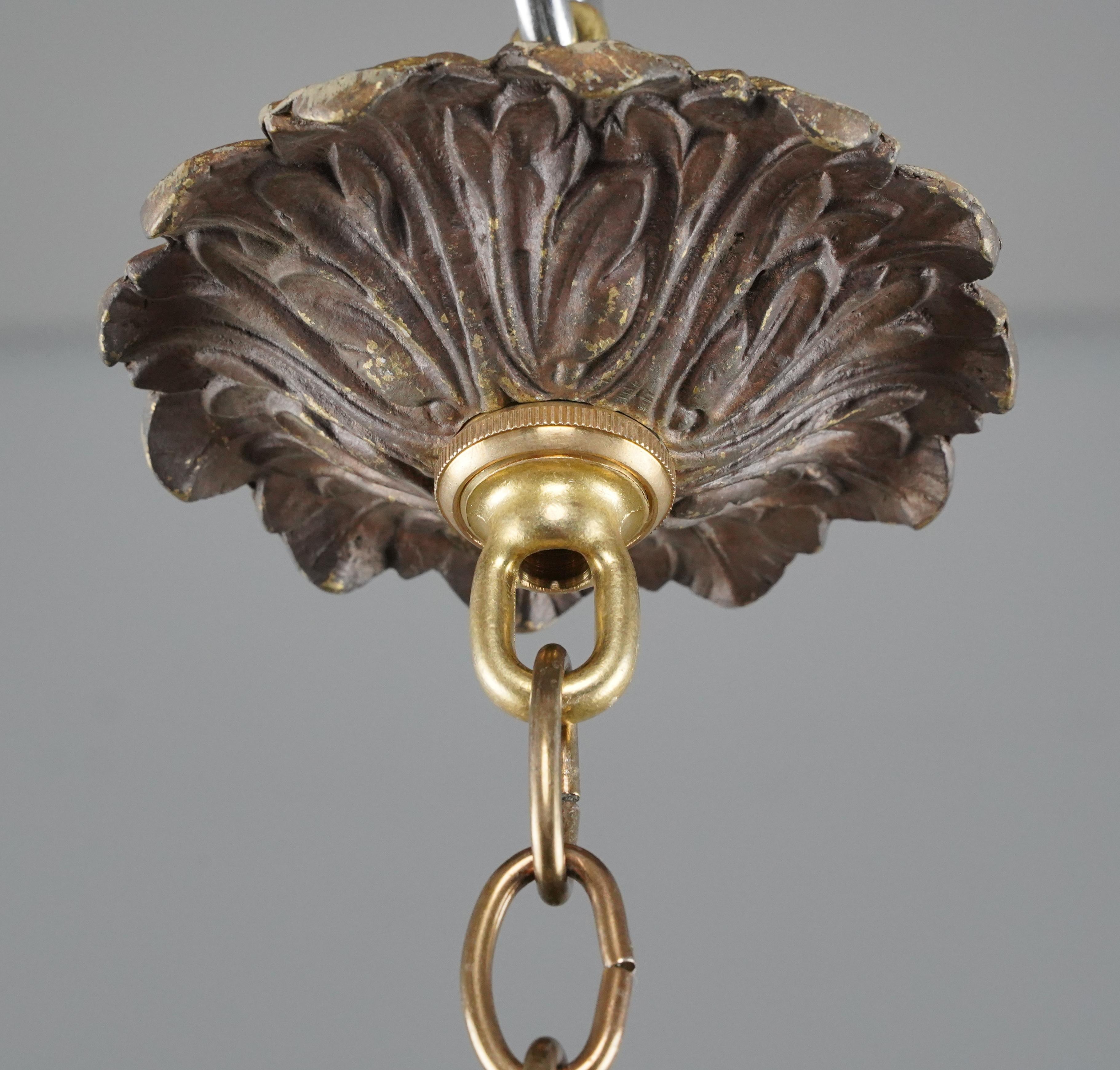 Suspension en bronze antique et verre au lait en vente 1