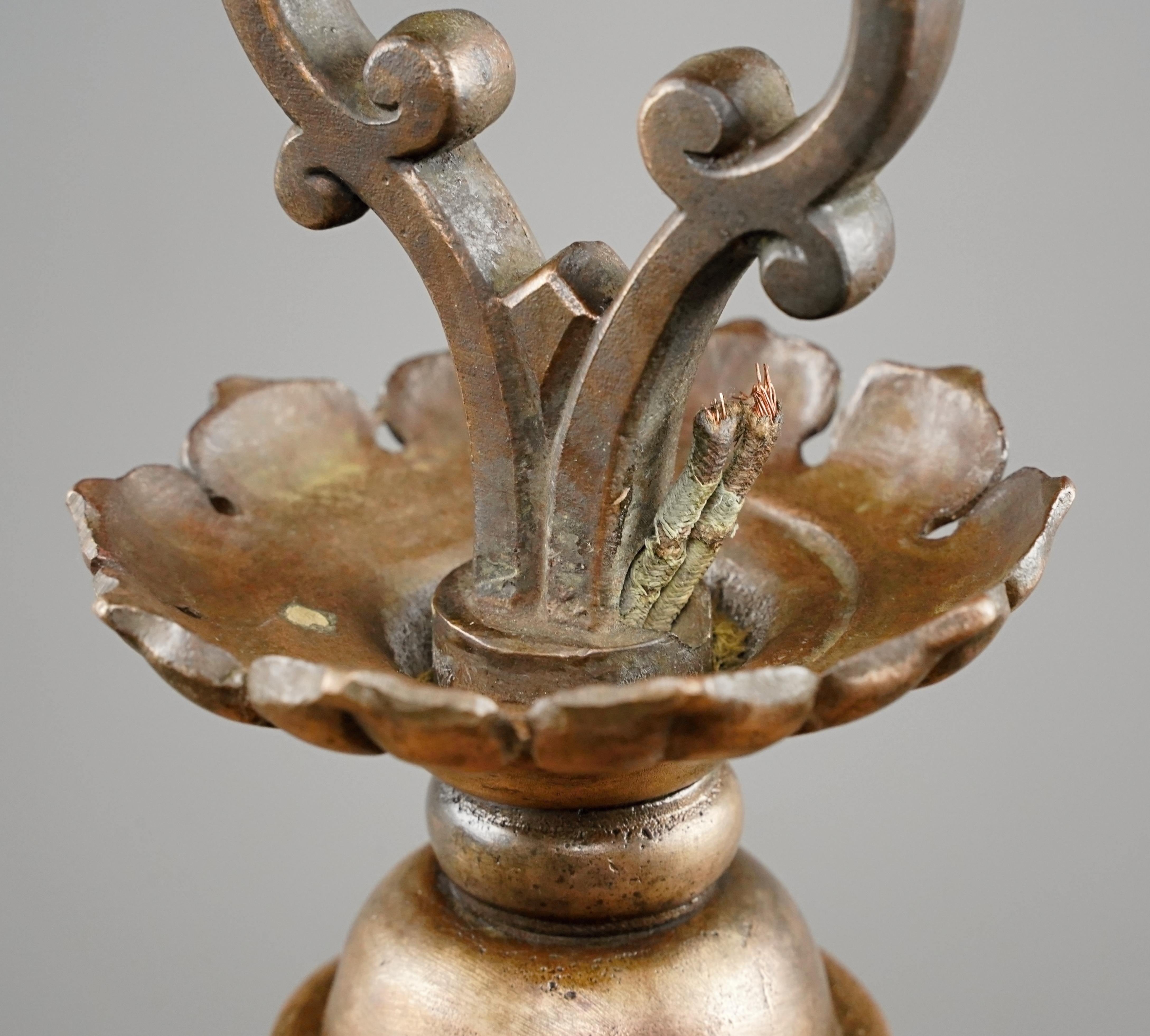 Suspension en bronze antique et verre au lait en vente 2