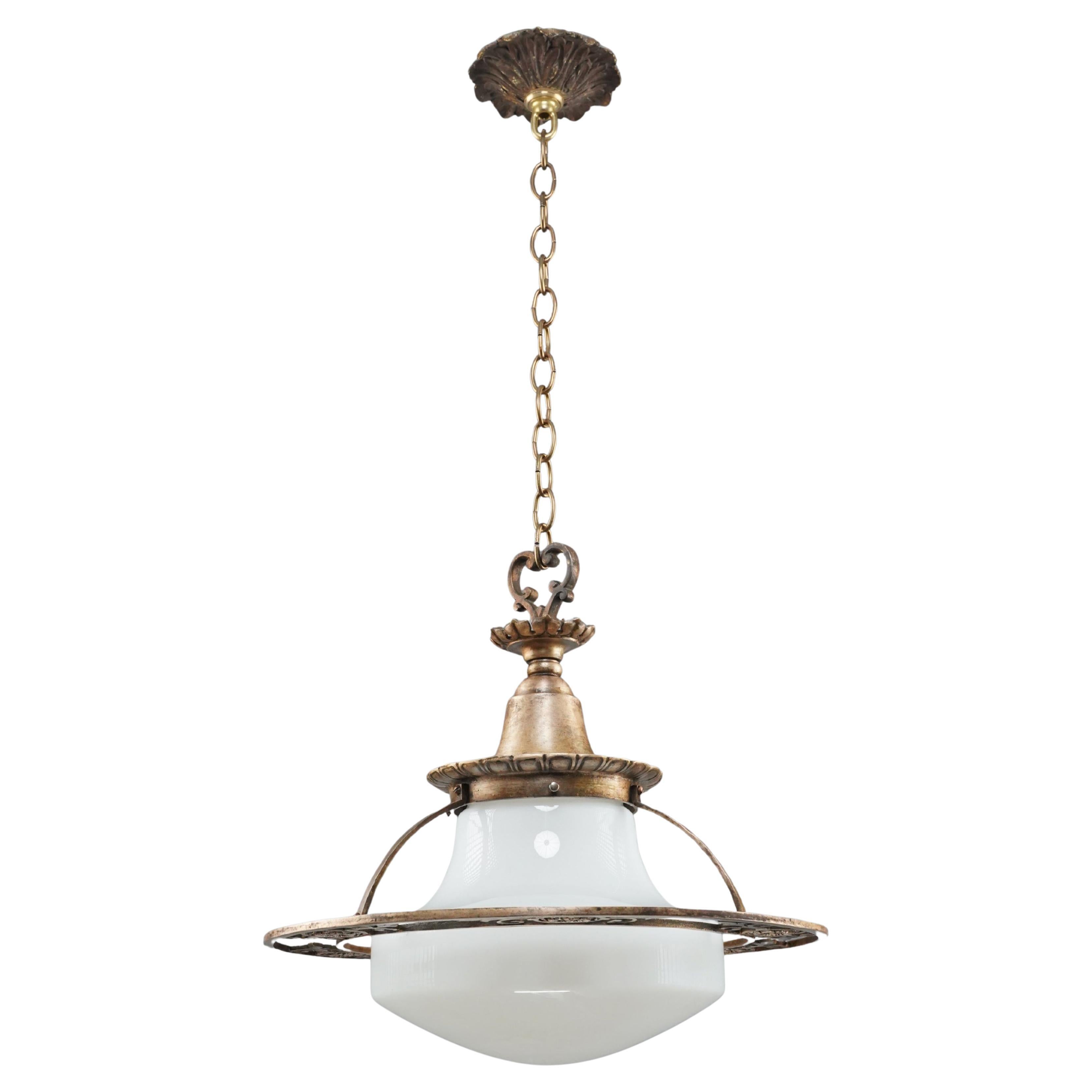 Suspension en bronze antique et verre au lait en vente