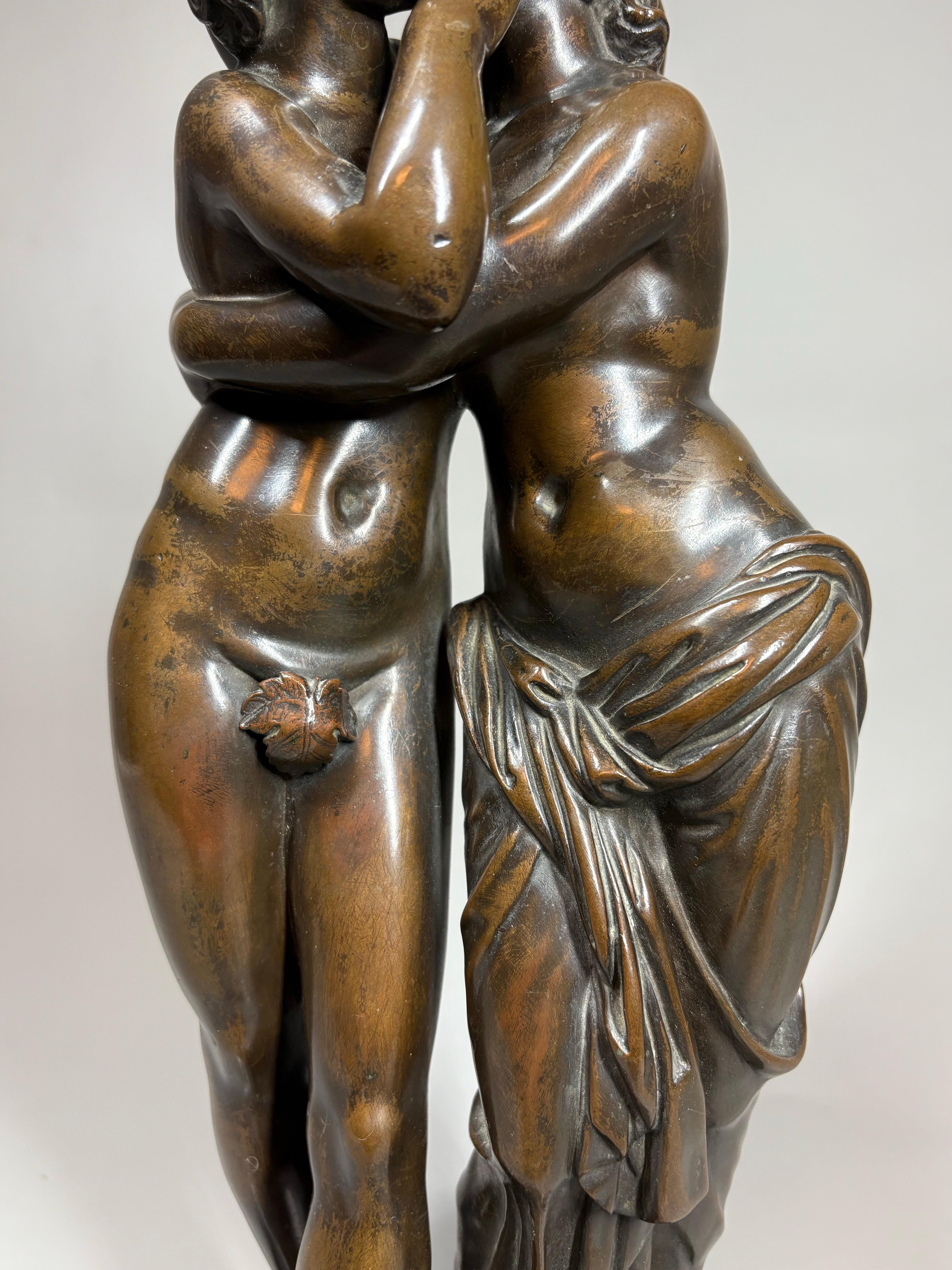 Antique bronze model of Cupid and Psyche after The Antique siglo XIX en venta