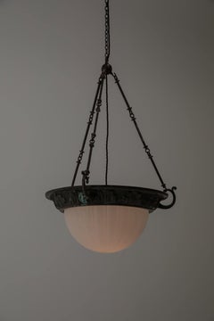 Lámpara colgante de cristal con piedra lunar y acabado en bronce antiguo, hacia 1920
