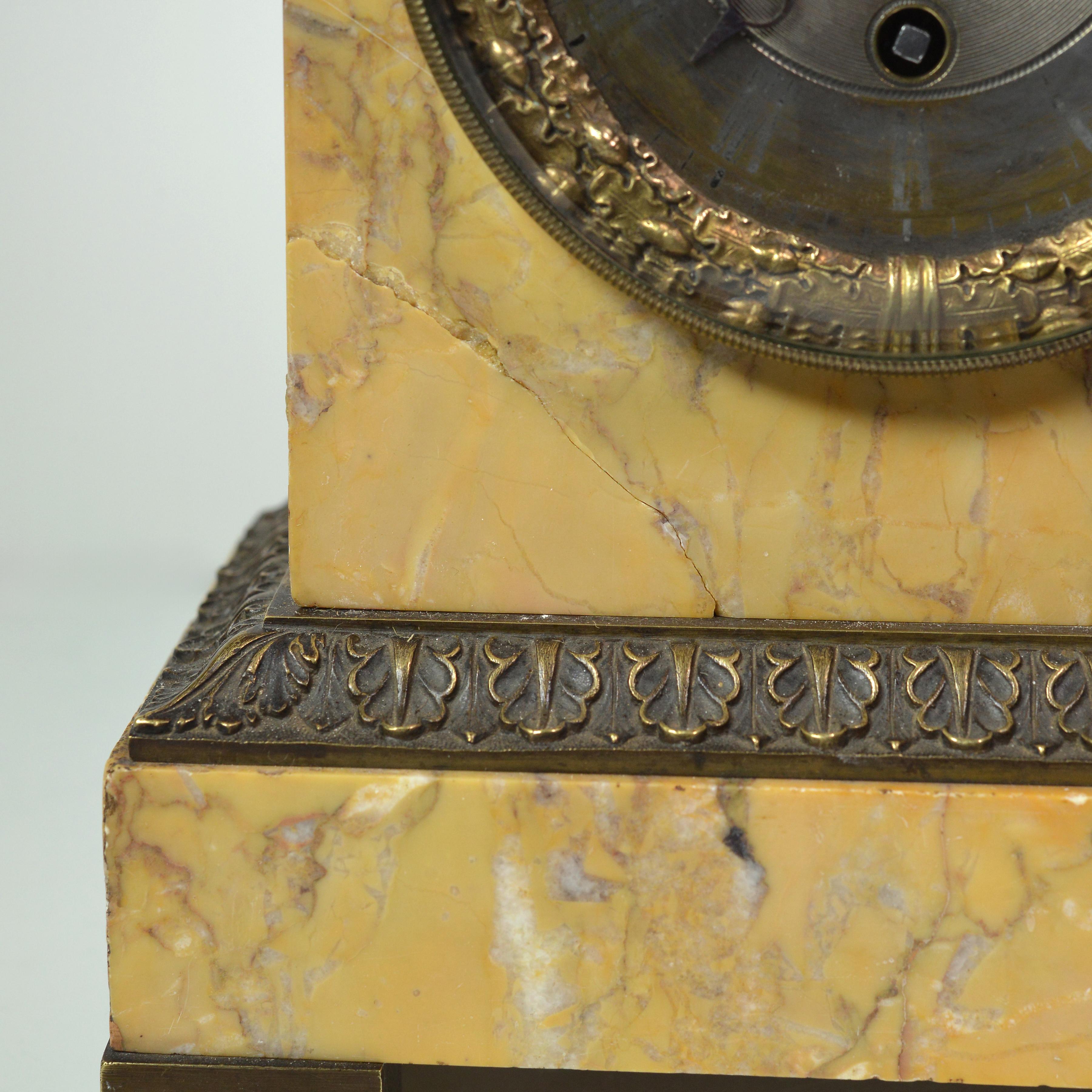 Orologio classico in bronzo e marmo di Claude Hemon dell'inizio del XIX secolo in vendita 3