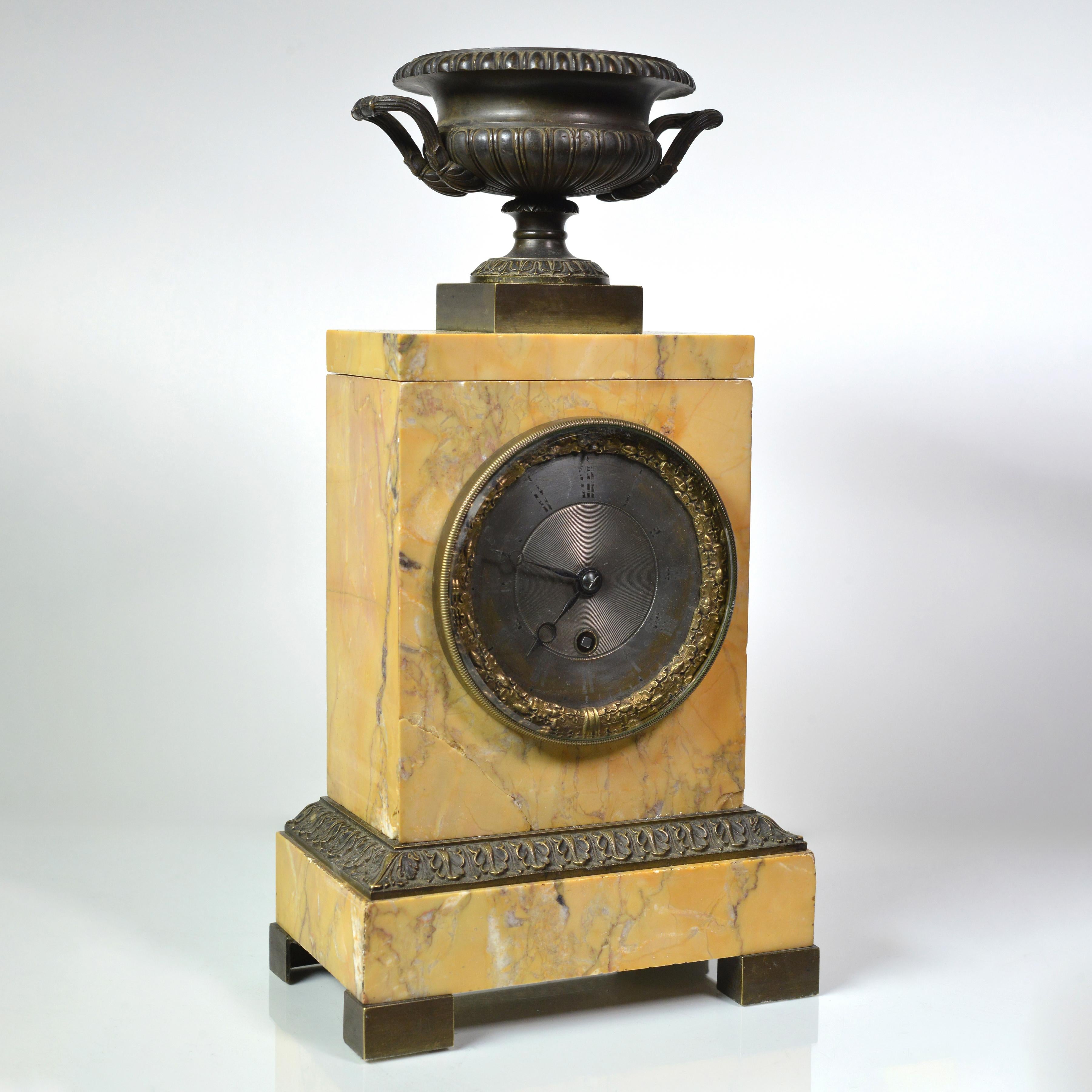 Monumentale orologio in stile neoclassico decorato con un raffinato vaso a cratere in bronzo sulla parte superiore della Stella in marmo. L'orologio è stato prodotto dal famoso costruttore Claude Hémon di Parigi all'inizio del XIX secolo.