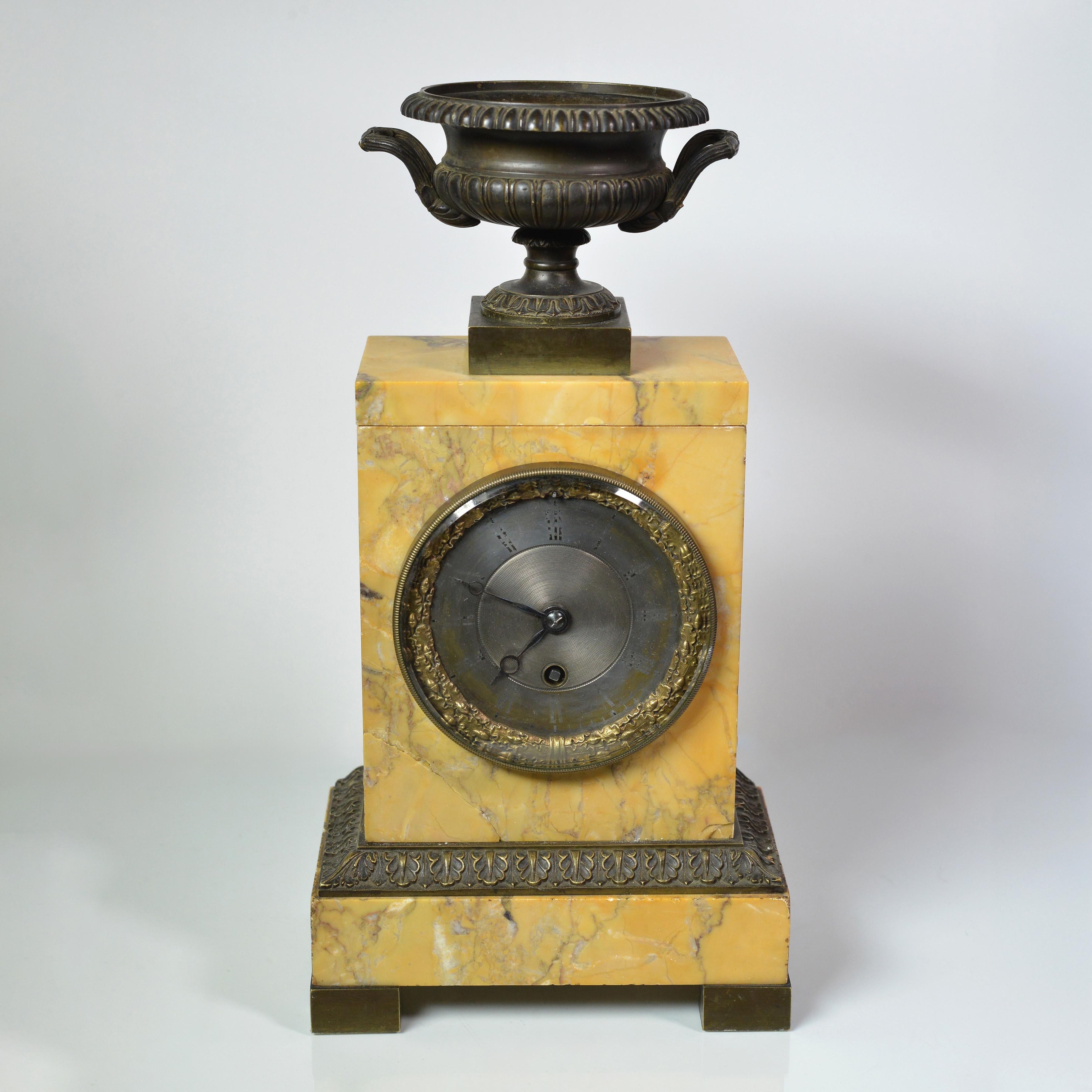 Neoclassico Orologio classico in bronzo e marmo di Claude Hemon dell'inizio del XIX secolo in vendita
