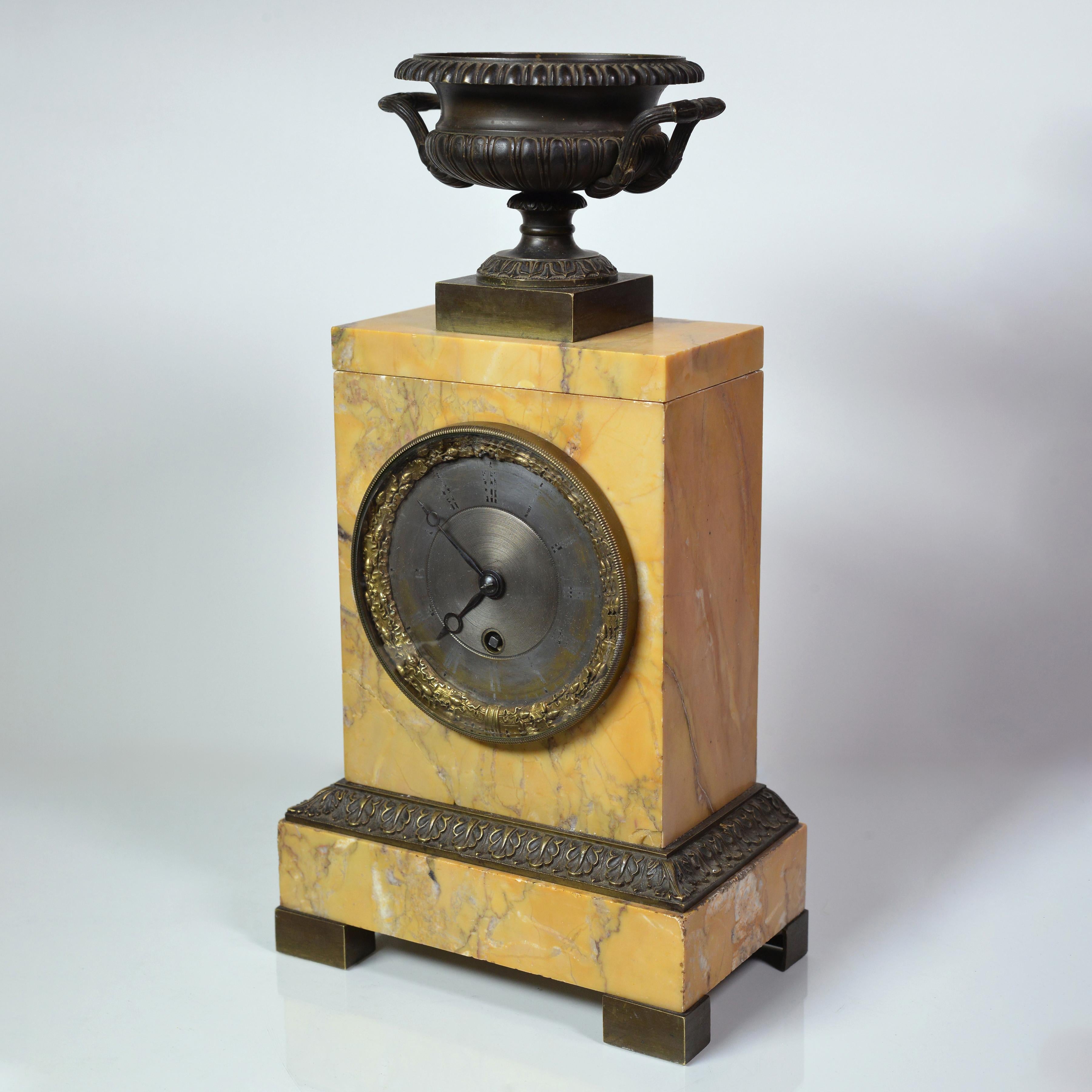 Francese Orologio classico in bronzo e marmo di Claude Hemon dell'inizio del XIX secolo in vendita