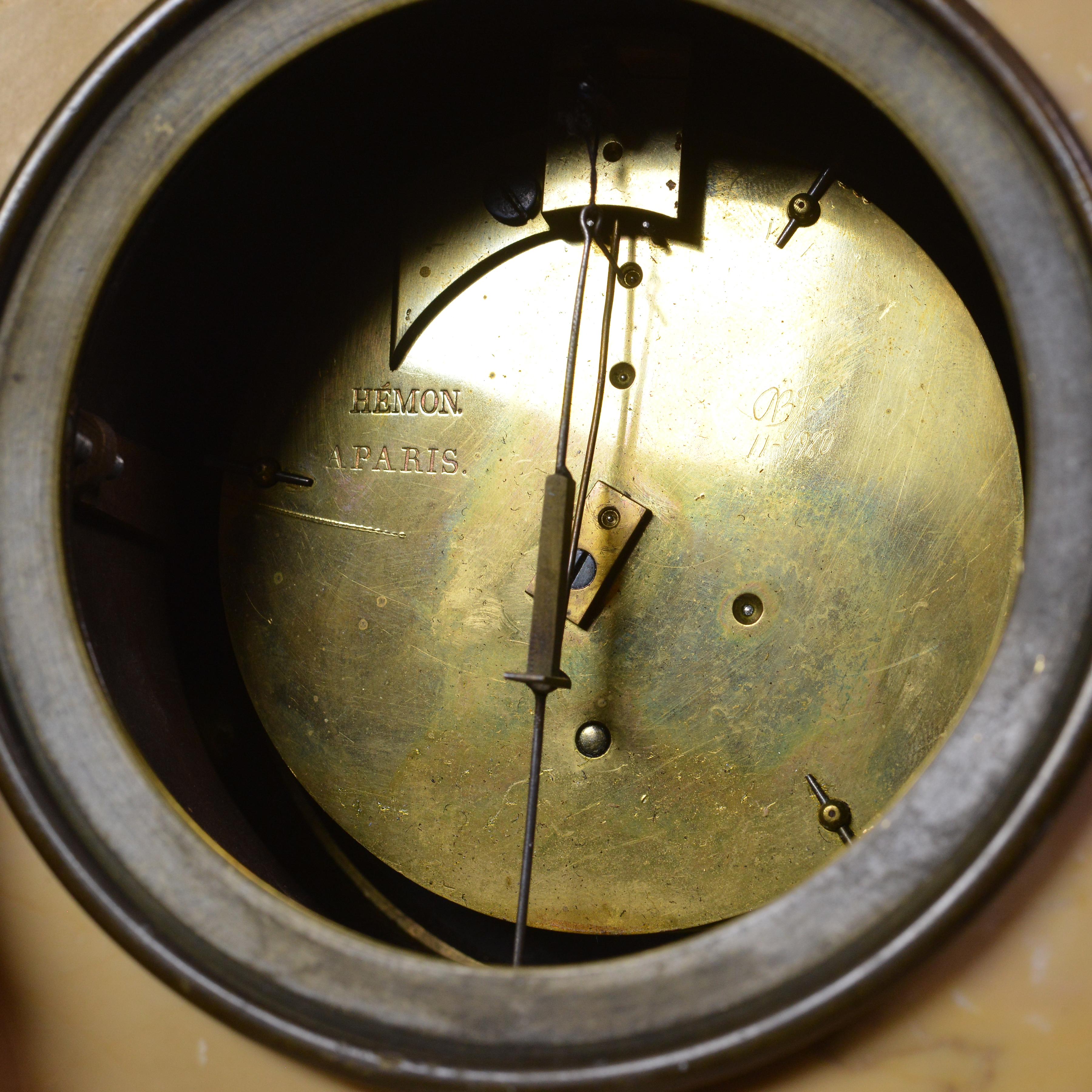 Orologio classico in bronzo e marmo di Claude Hemon dell'inizio del XIX secolo in vendita 2