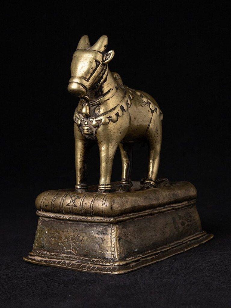 Material: bronze
18,5 cm high 
10,5 cm wide and 16,1 cm deep
Weight: 1.438 kgs
Originating from India
Late 18th / early 19th century
