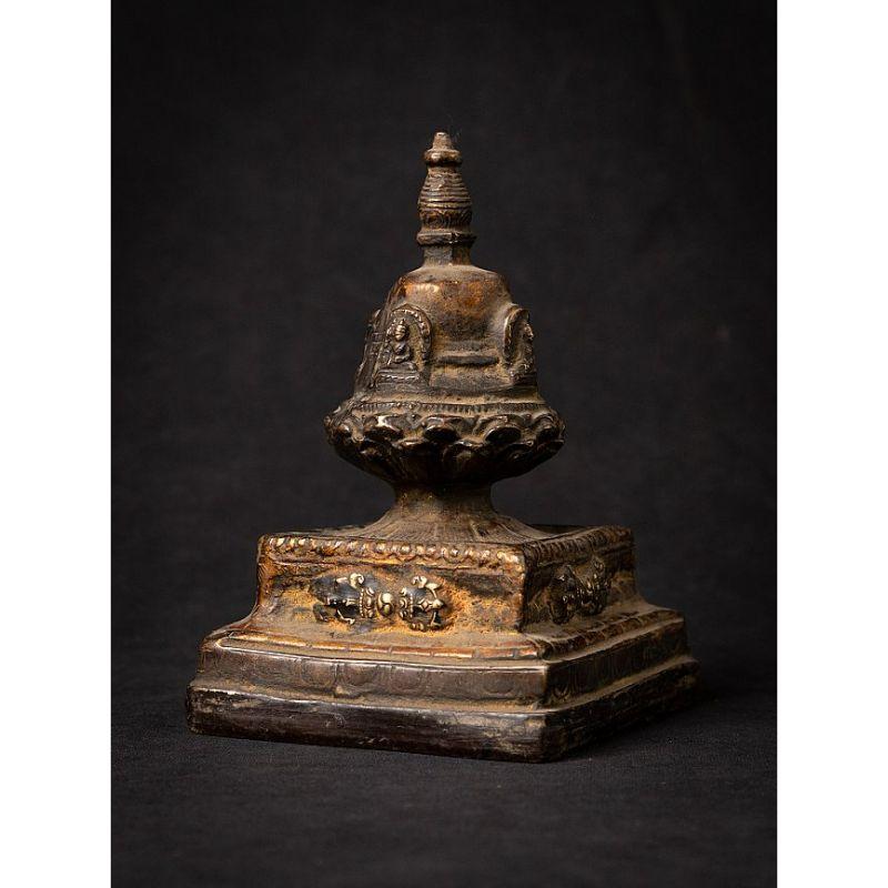 Material: bronze
16,7 cm high 
11,2 cm wide and 11,2 cm deep
Weight: 1.461 kgs
Originating from Nepal
19th century.

 