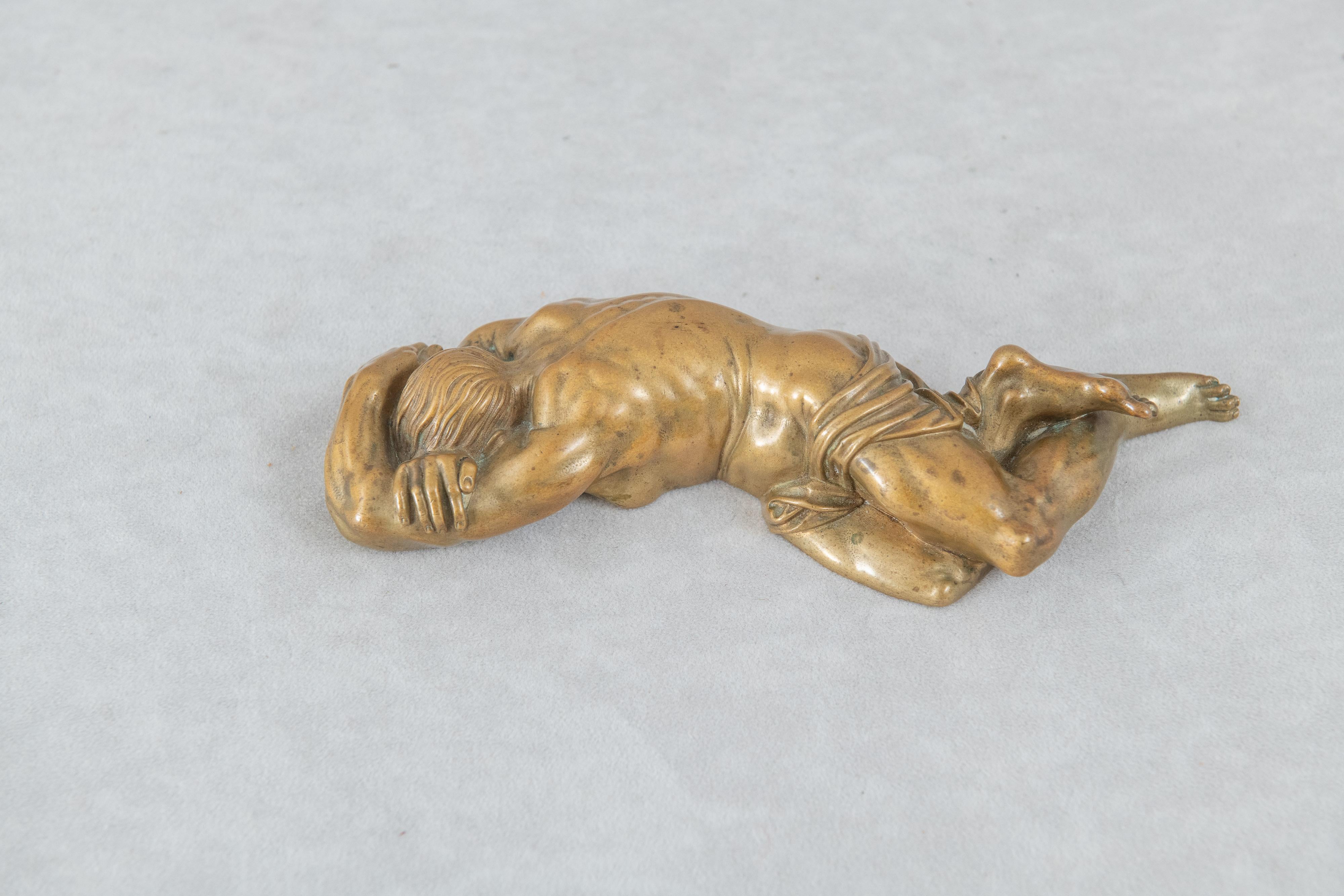  Questo bronzo insolito e misterioso è stato realizzato dall'artista ungherese Karoly Herpka (1861-1938). Firmato sotto in 2 punti.
  Il soggetto sembra essere infelice per qualche evento. Non è un piatto tipico. Bellissima attenzione all'anatomia.