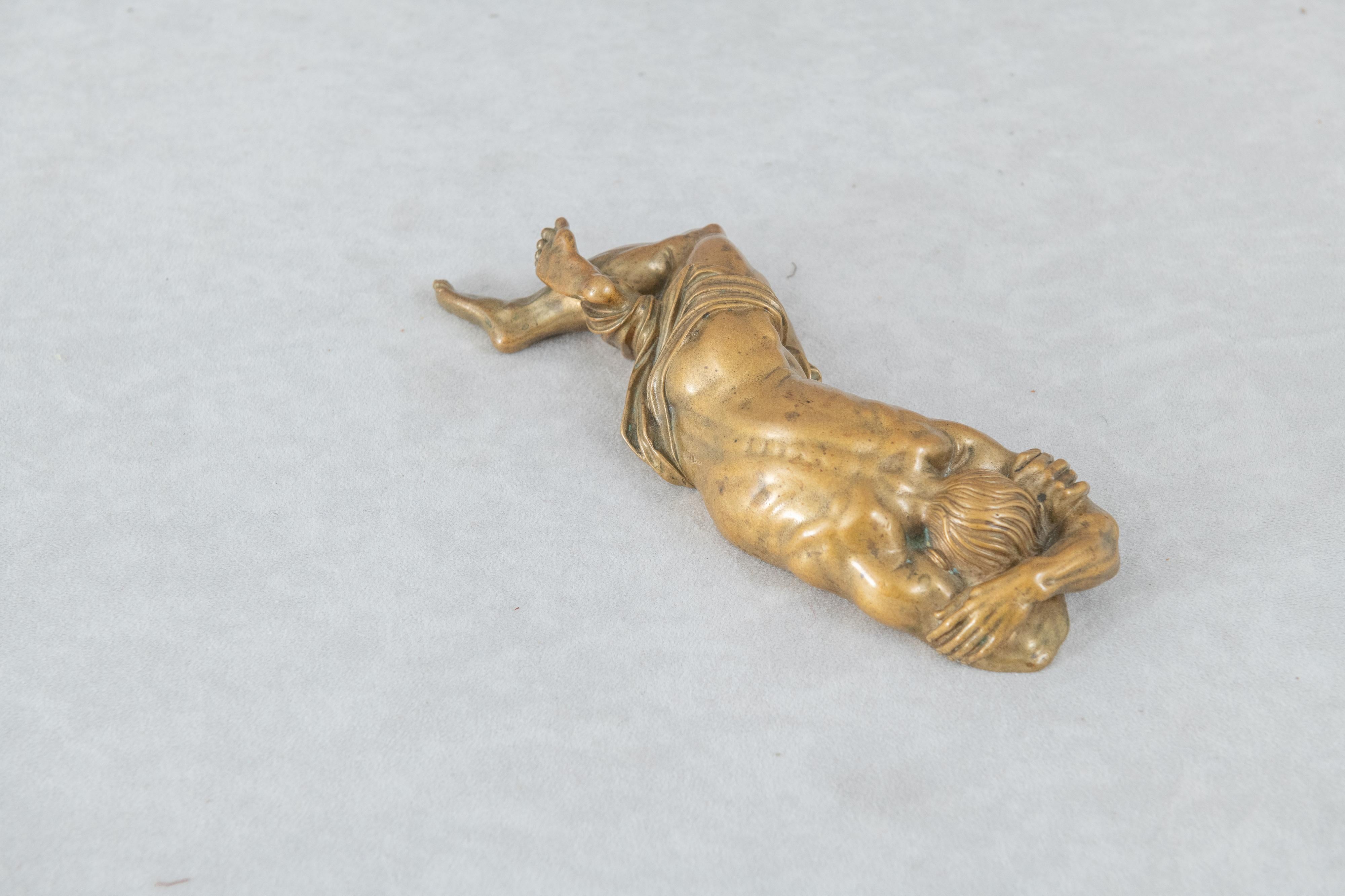 Ungherese Bronzo antico di un uomo sdraiato a faccia in giù, Karoly Herpka, ungherese (1861-1938) in vendita
