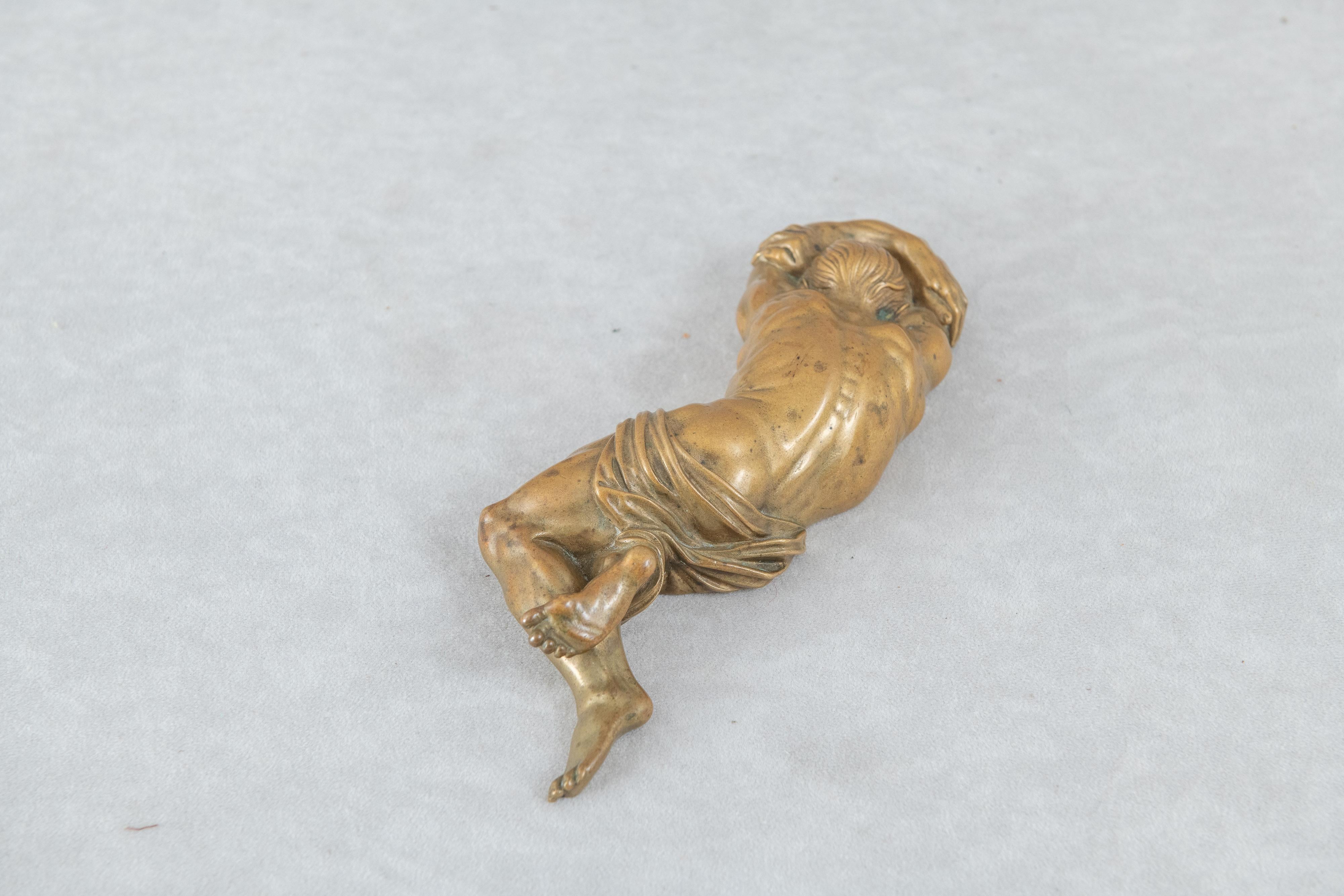 Calco Bronzo antico di un uomo sdraiato a faccia in giù, Karoly Herpka, ungherese (1861-1938) in vendita