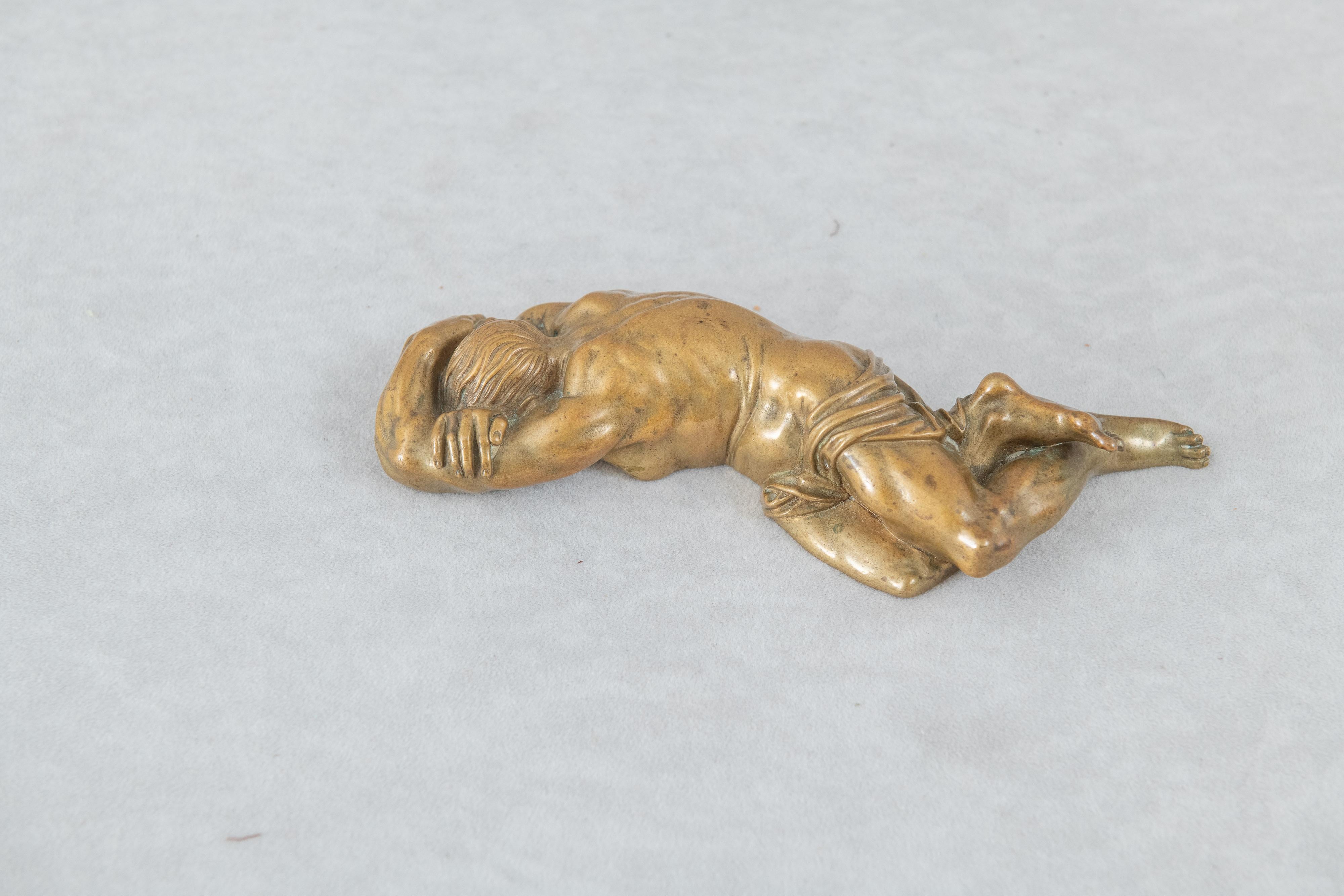 Bronzo antico di un uomo sdraiato a faccia in giù, Karoly Herpka, ungherese (1861-1938) In condizioni buone in vendita a Petaluma, CA