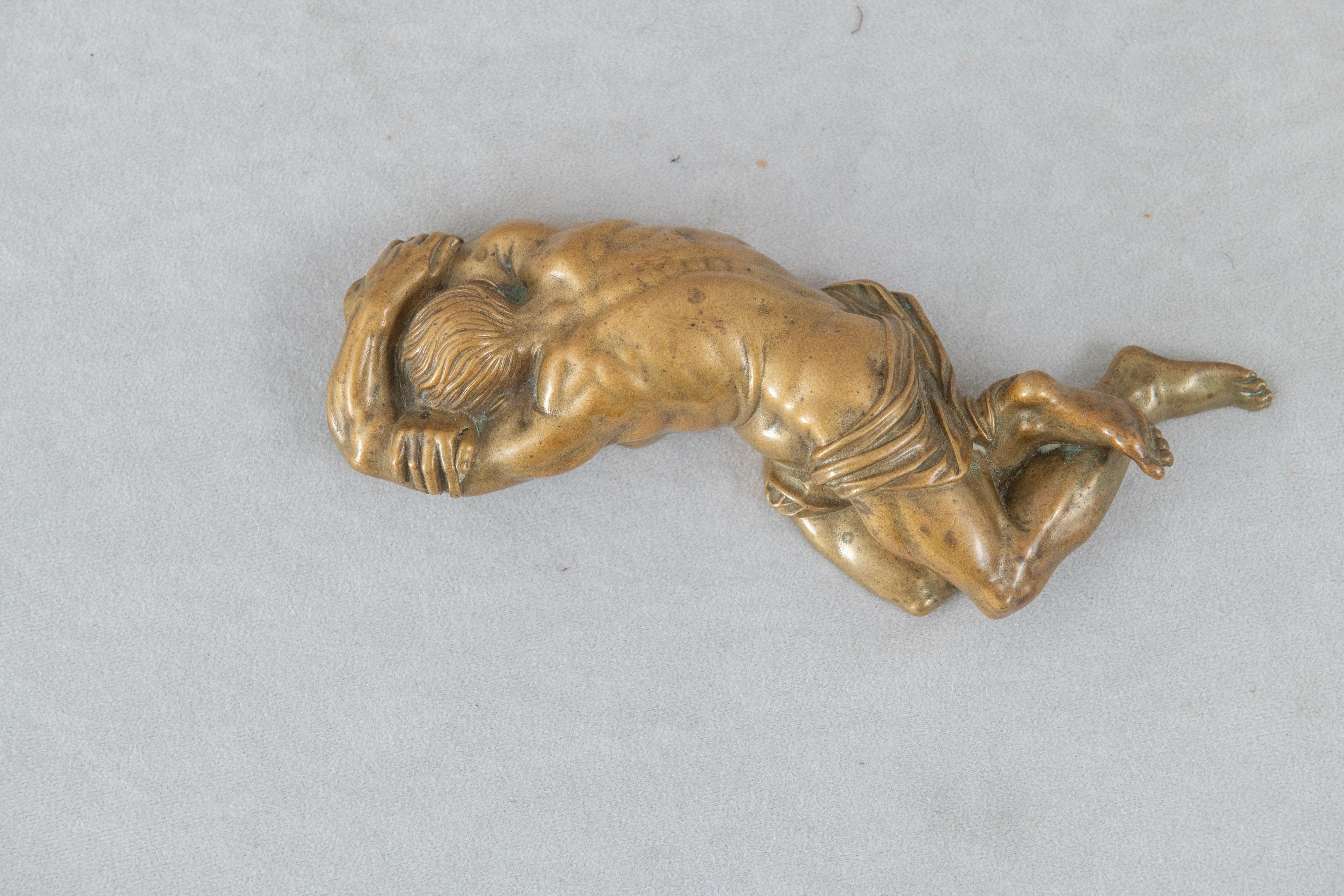 XX secolo Bronzo antico di un uomo sdraiato a faccia in giù, Karoly Herpka, ungherese (1861-1938) in vendita