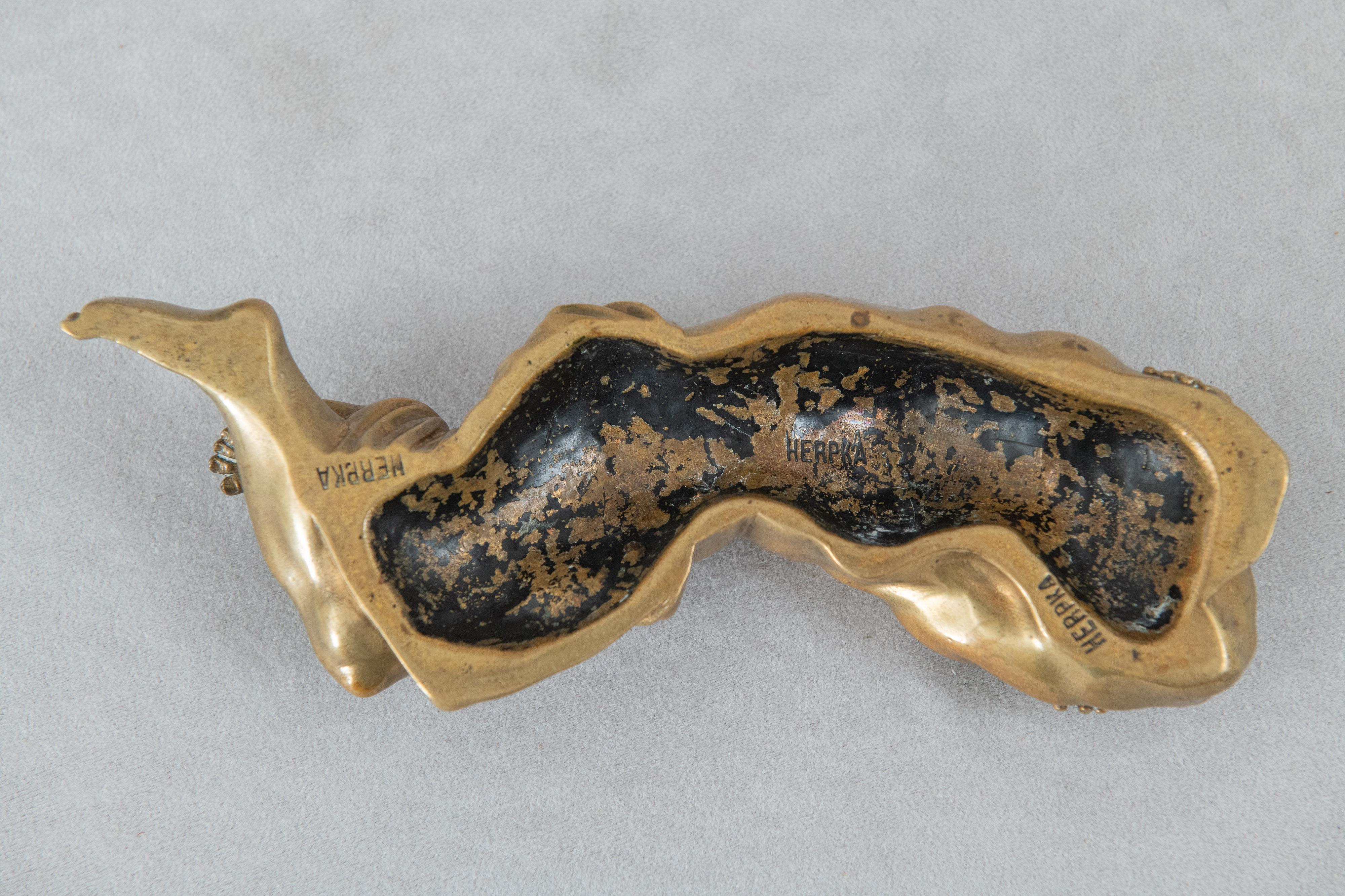 Bronzo antico di un uomo sdraiato a faccia in giù, Karoly Herpka, ungherese (1861-1938) in vendita 1