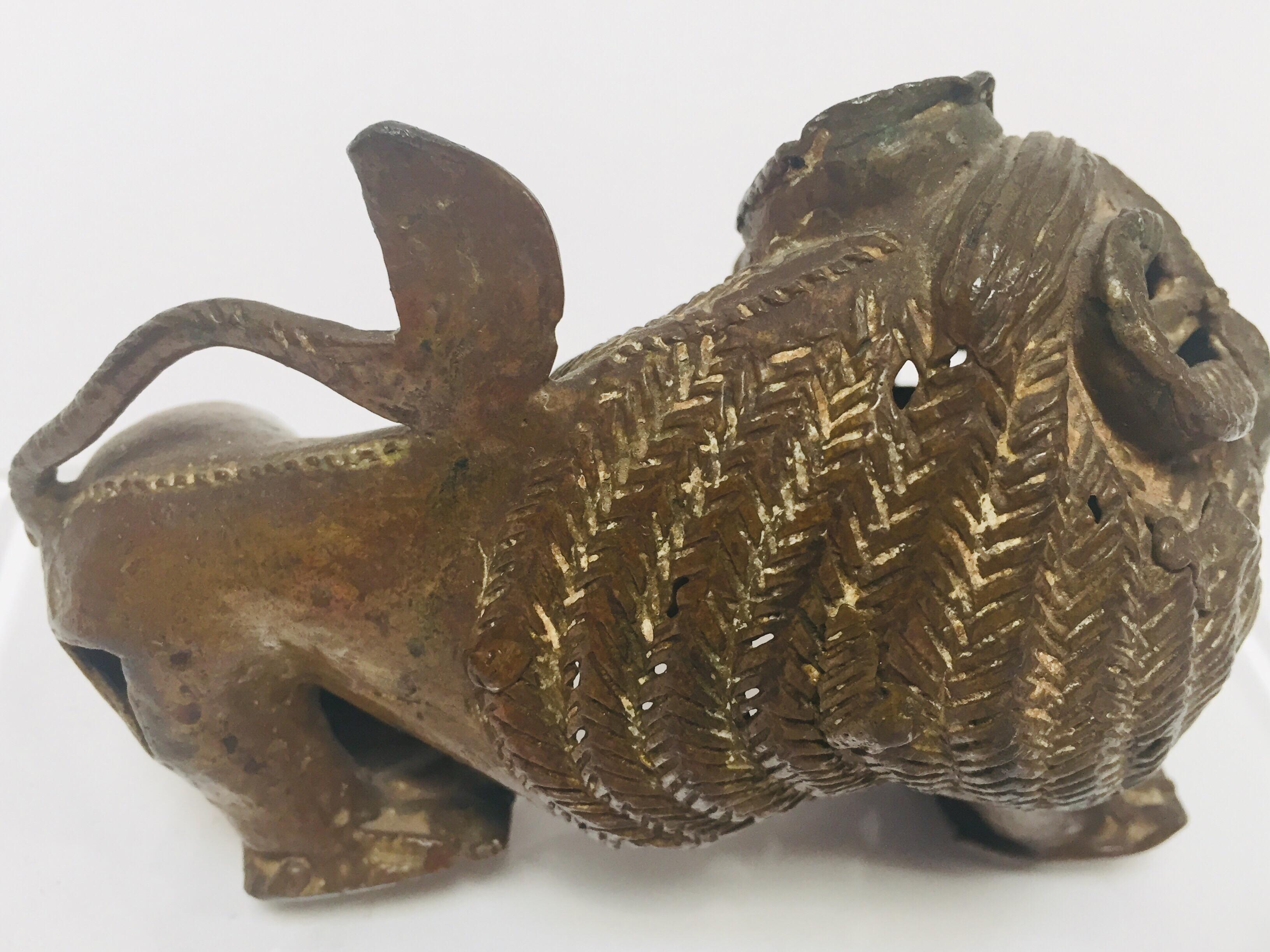 Antike Bronze eines mythischen Löwen-Tieres im Angebot 4