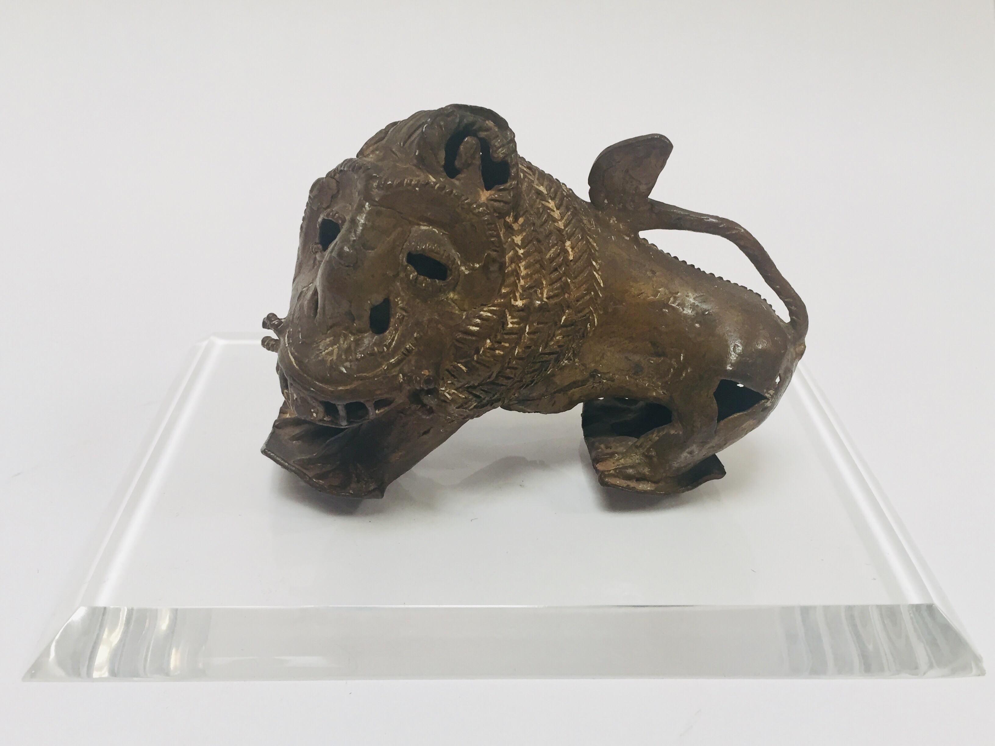 Antike Bronze eines mythischen Löwen-Tieres im Angebot 9
