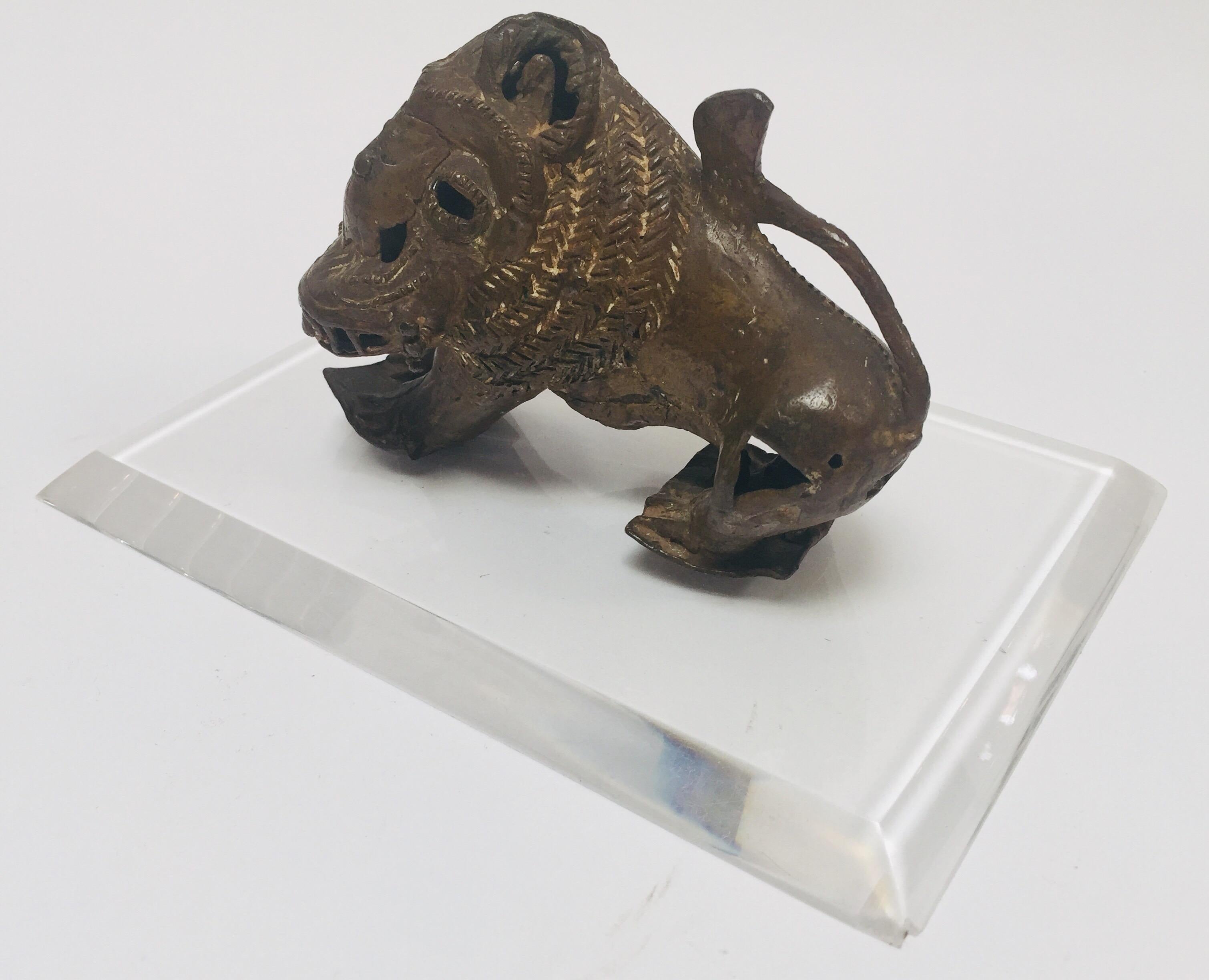 Antike Bronze eines mythischen Löwen-Tieres im Angebot 10