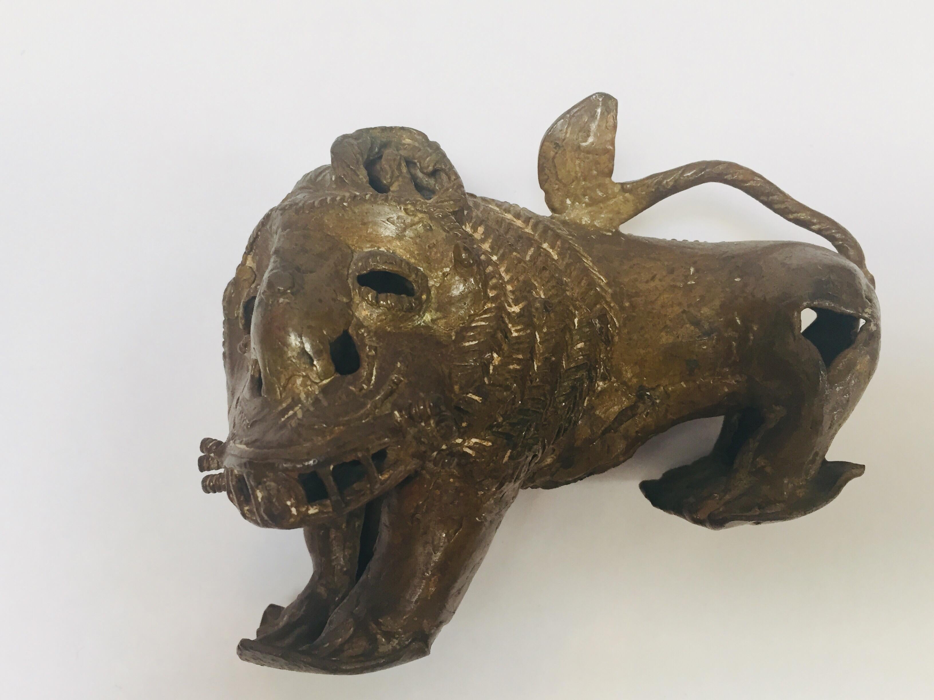 Antike Bronze eines mythischen Löwen-Tieres im Angebot 12