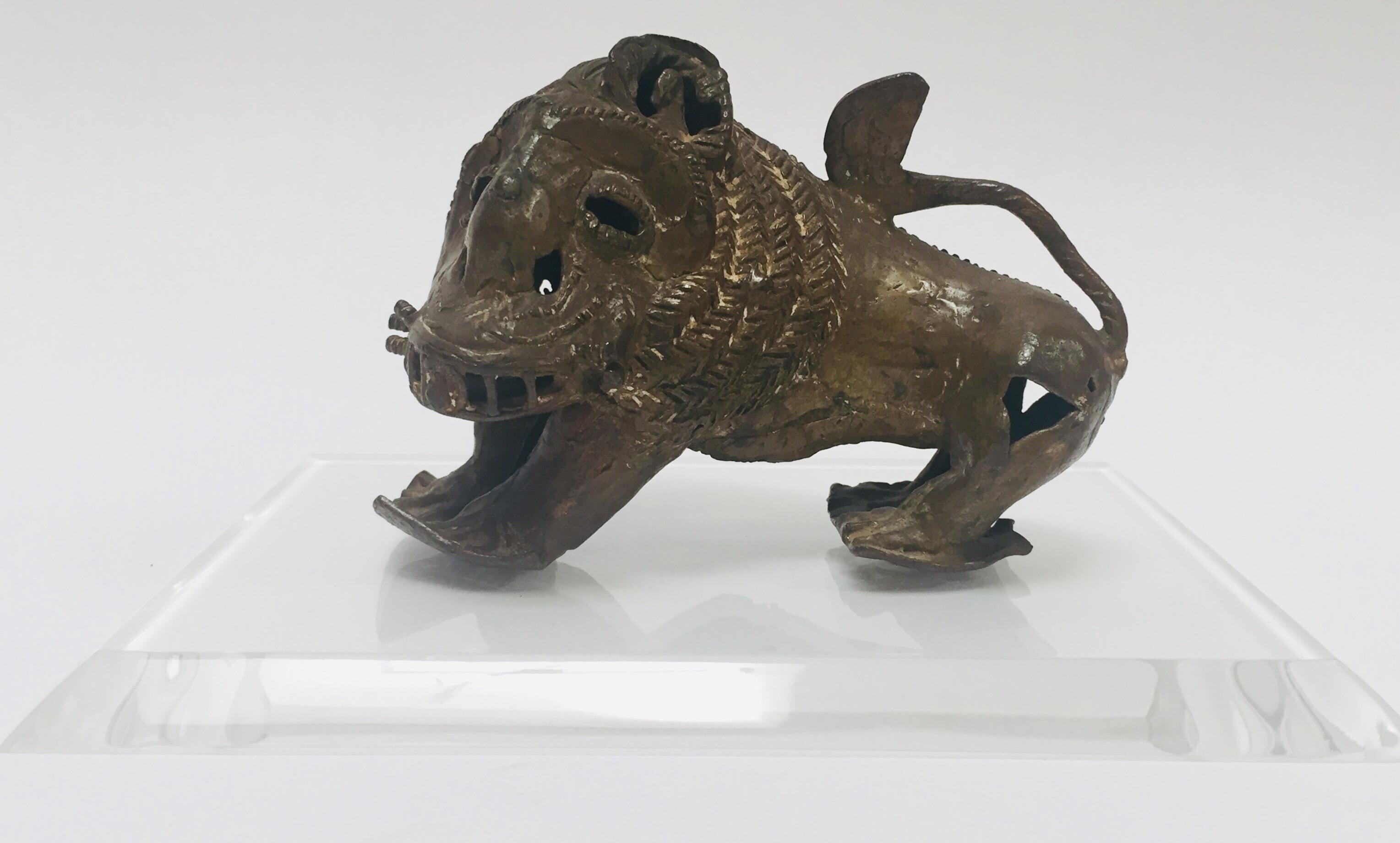 Antike Bronze eines mythischen Löwen-Tieres (Volkskunst) im Angebot