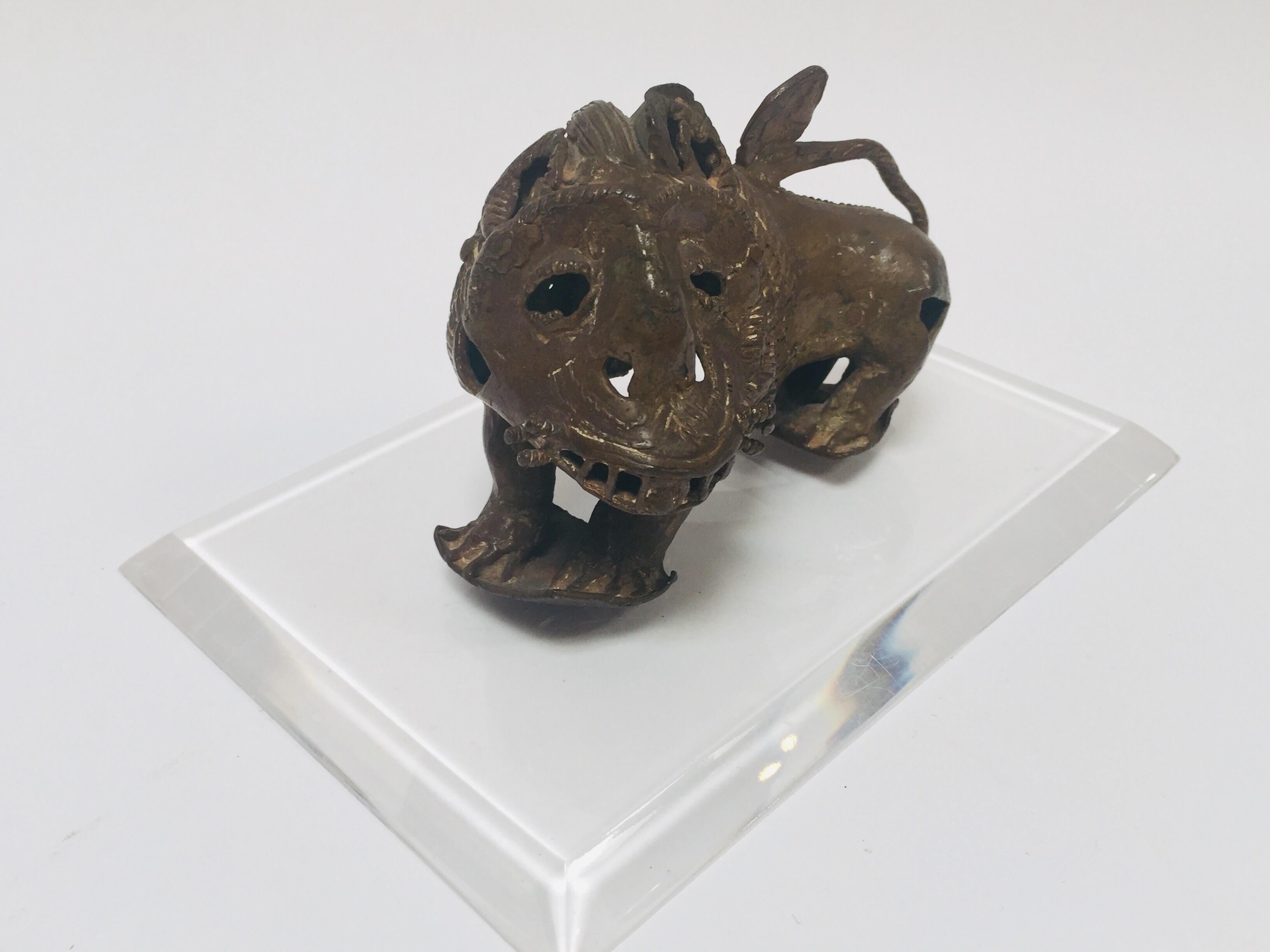 Antike Bronze eines mythischen Löwen-Tieres im Zustand „Starke Gebrauchsspuren“ im Angebot in North Hollywood, CA