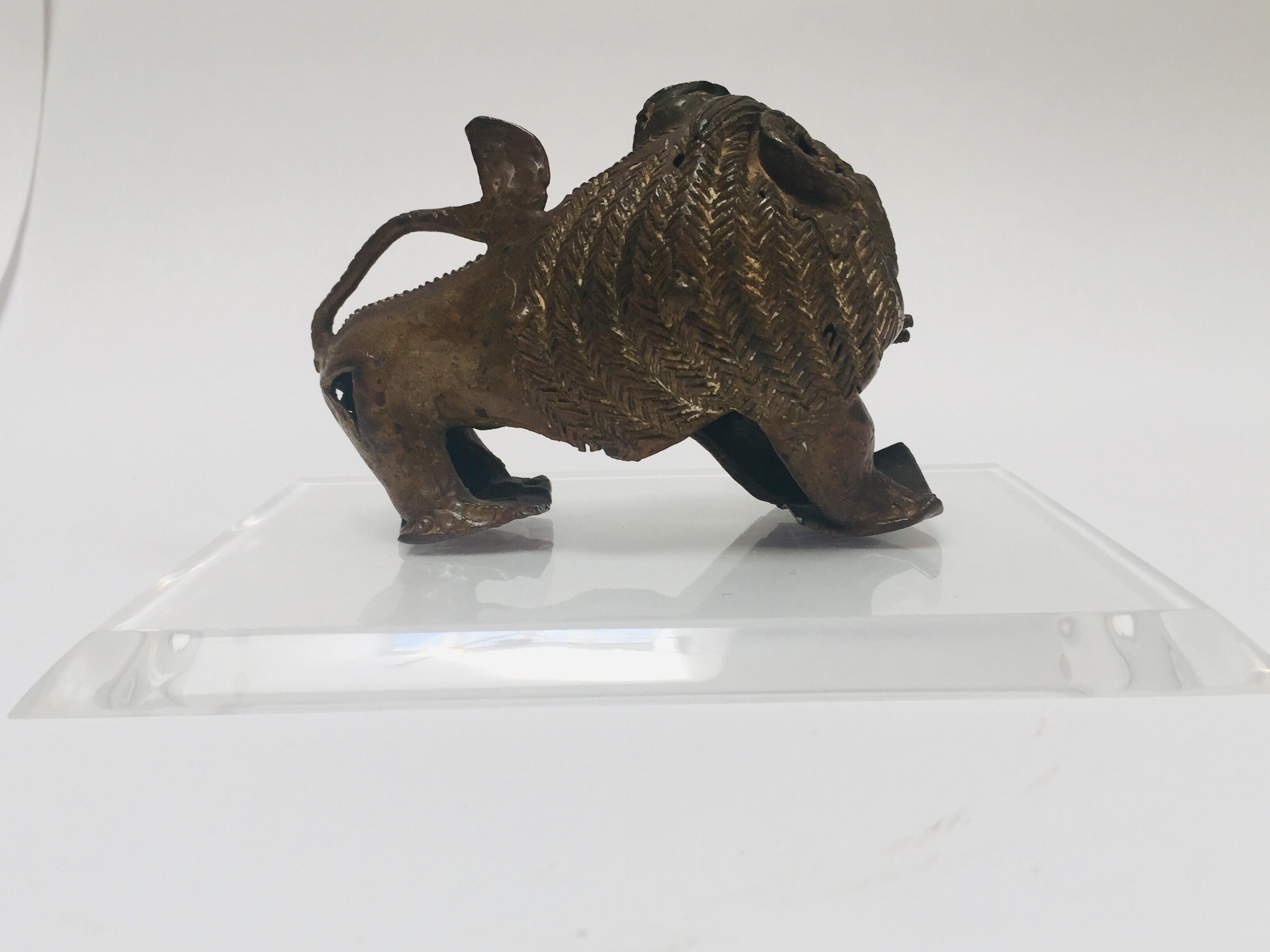 Antike Bronze eines mythischen Löwen-Tieres im Angebot 1