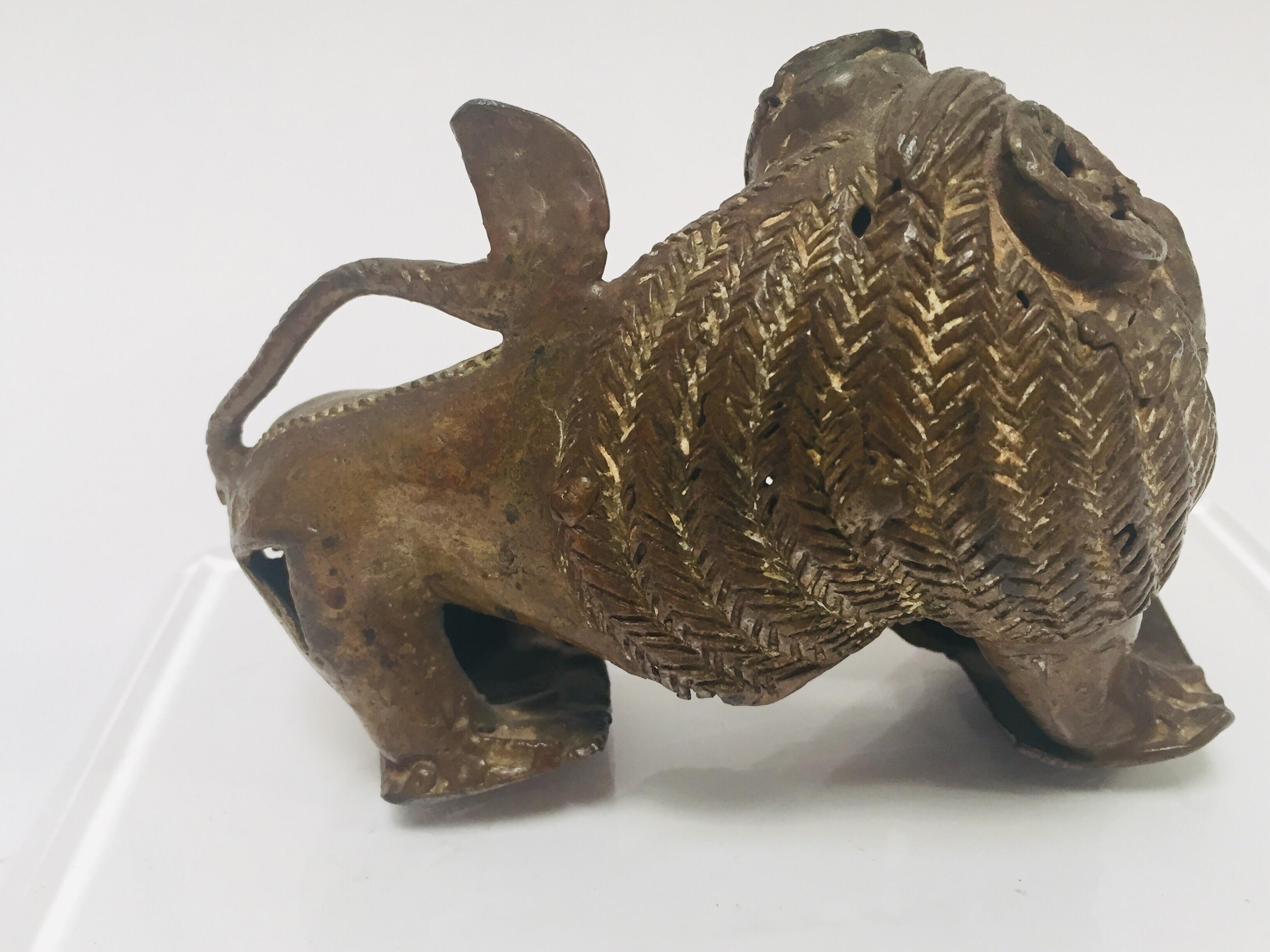 Antike Bronze eines mythischen Löwen-Tieres im Angebot 2