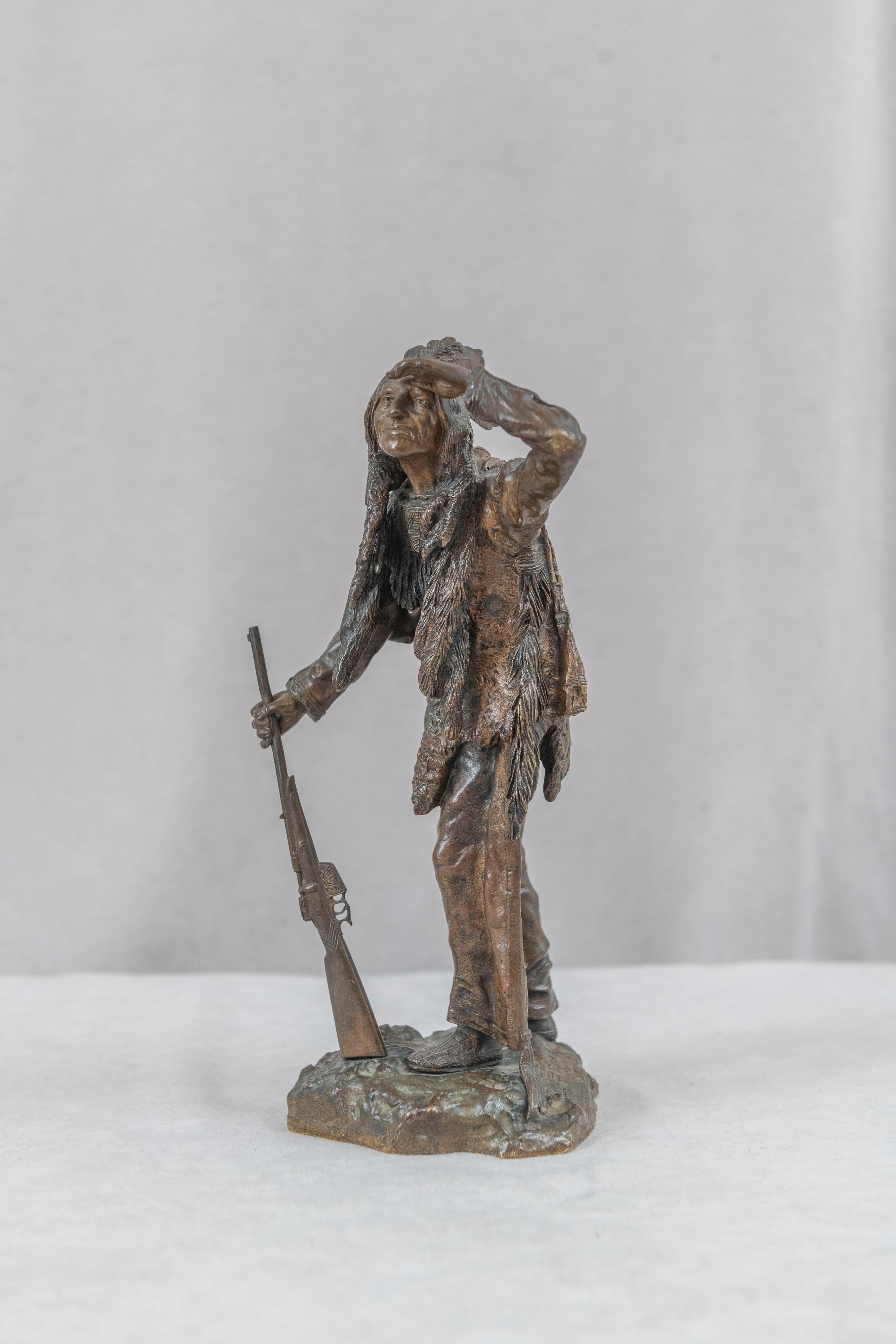  Cet exceptionnel moulage en bronze d'un Indien d'Amérique debout avec son fusil a été réalisé par le célèbre artiste autrichien Carl Kauba (1865-1922). Connu principalement pour ses bronzes finement détaillés d'Indiens, bien qu'il ait réalisé