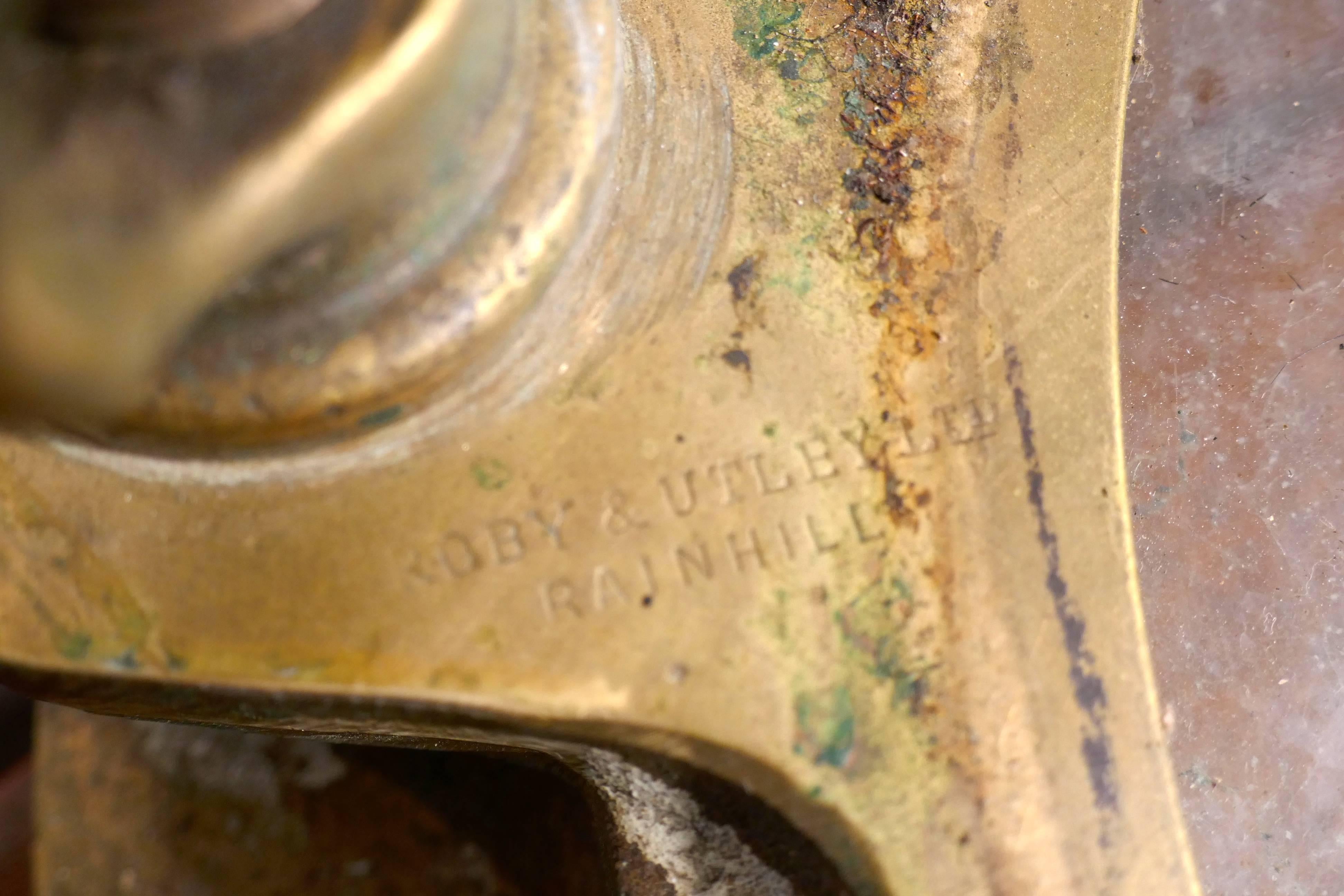 Ancien hublot d'amirauté en bronze avec couvercle à lumière fixe et verre trempé fabriqué par Roby & Utley of Rainhill
 
Une superbe pièce en état d'origine:: le verre est sain et le bronze a été laissé dans son état d'origine
Mesure : Le hublot