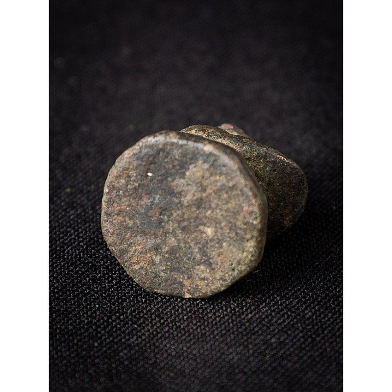 Poids en bronze ancien d'opium de Birmanie en vente 5
