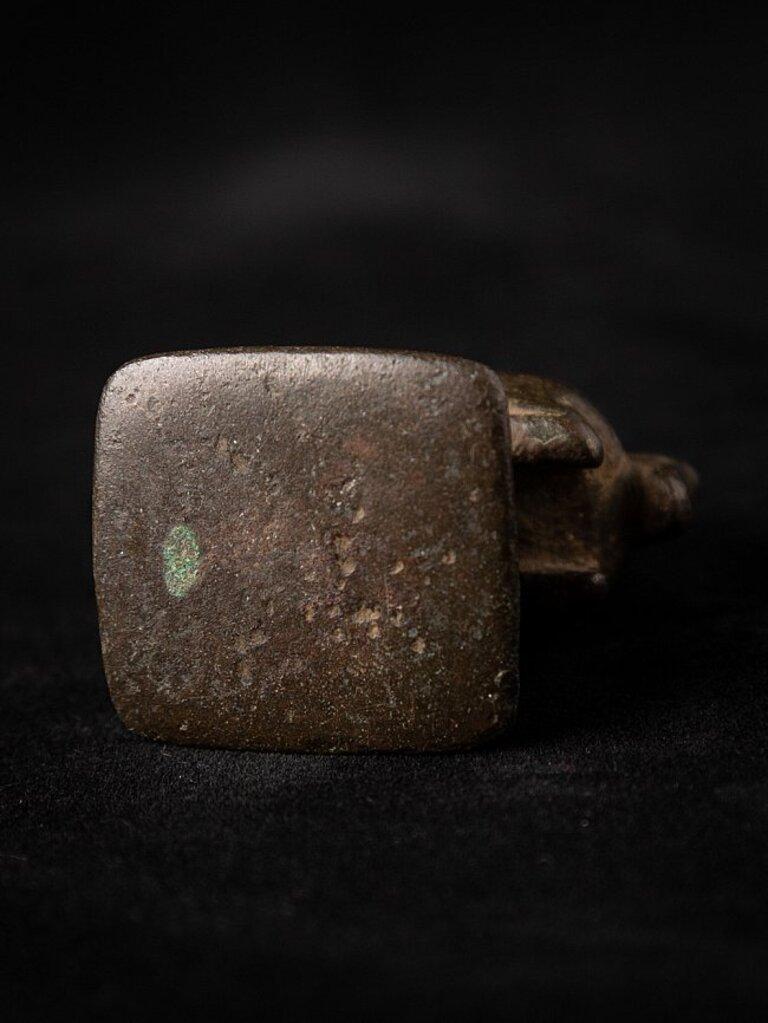 Poids en bronze ancien d'opium de Birmanie en vente 8