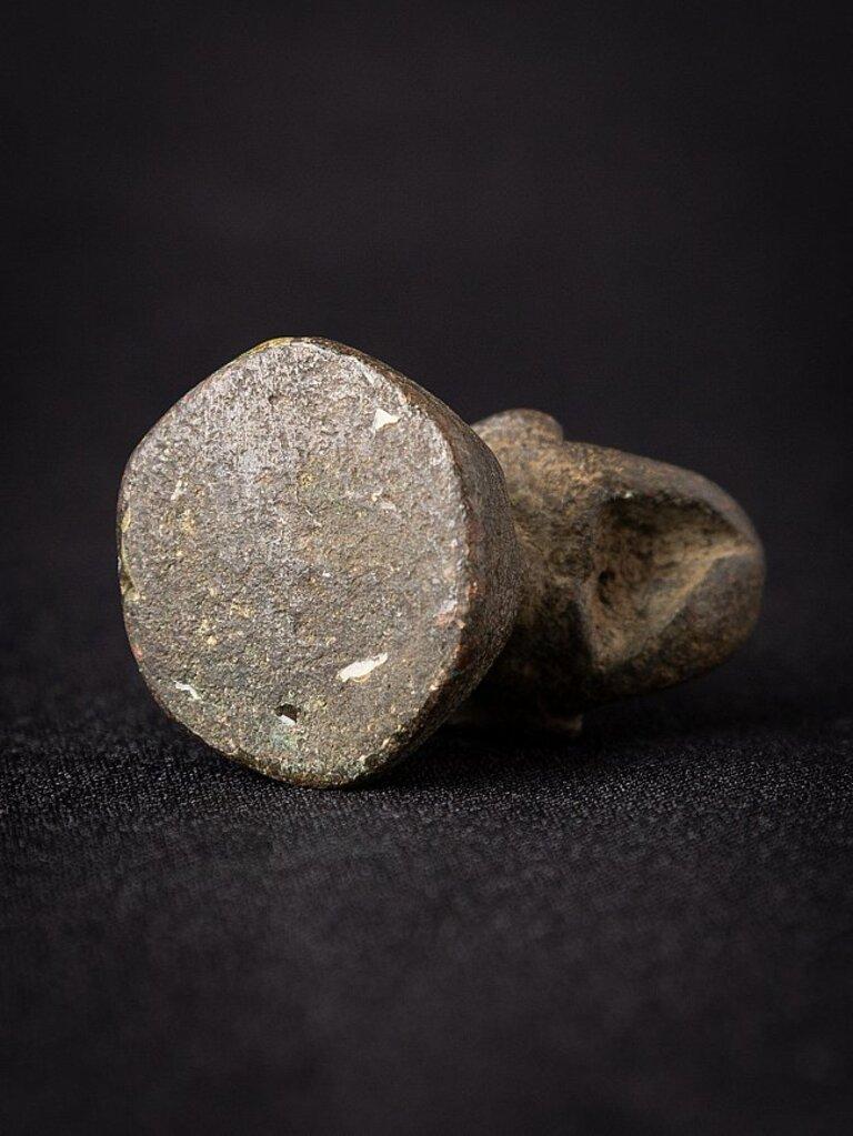 Poids en bronze ancien d'opium de Birmanie en vente 9