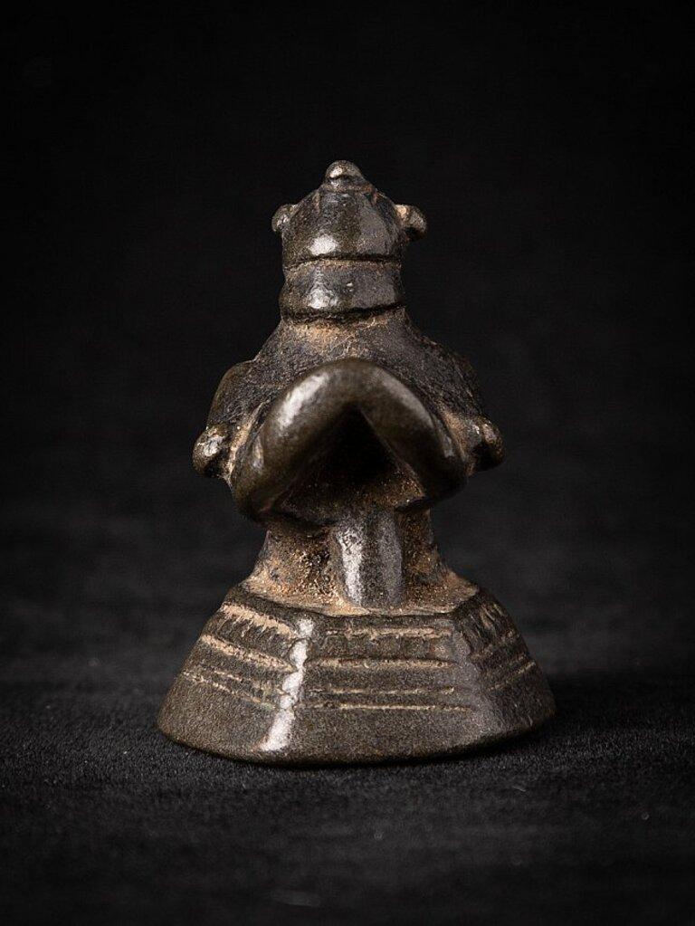 MATERIAL: Bronze
4,1 cm hoch 
2,9 cm breit und 3 cm tief
Gewicht: 0.076 kg
Mit Ursprung in Birma
19. Jahrhundert.
 