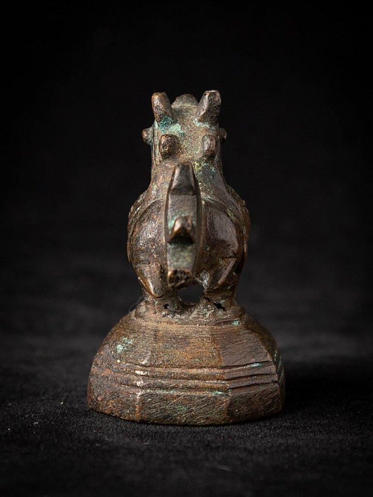 Material: bronze
4,2 cm high 
2,7 cm wide and 3,5 cm deep
Weight: 0.078 kgs
Originating from Burma
19th century.
 