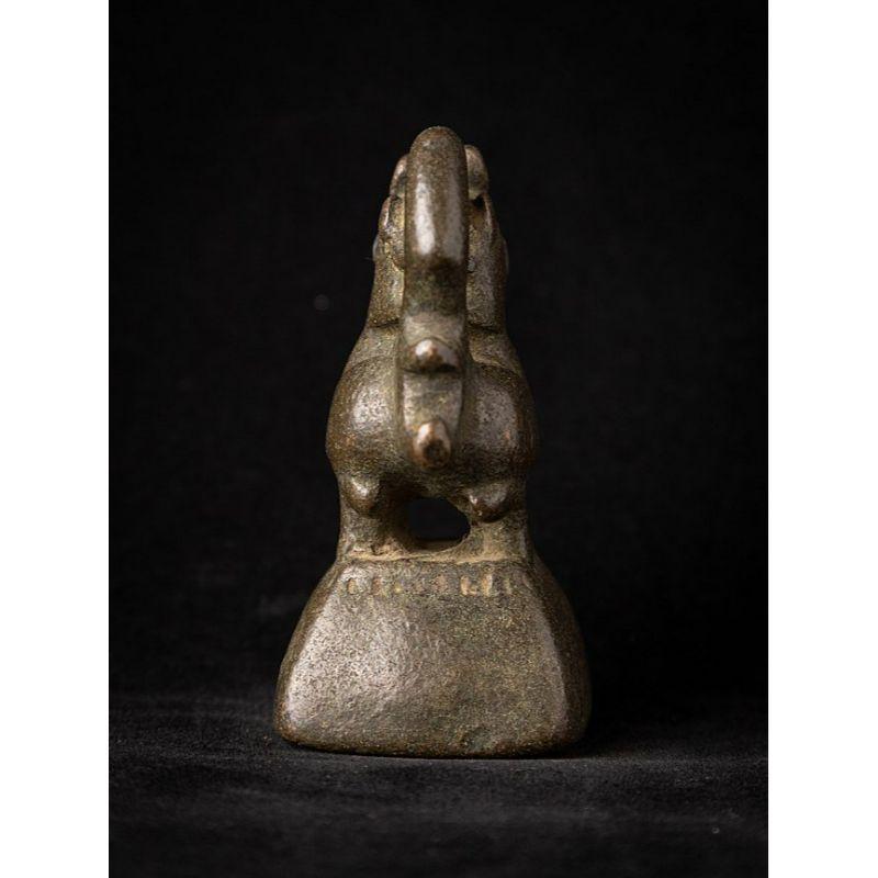 Material: bronze
6,8 cm high 
3,6 cm wide and 4,5 cm deep
Weight: 0.286 kgs
Originating from Burma
18th Century.
 