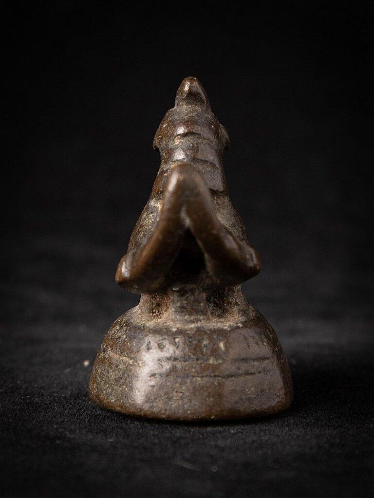 MATERIAL : bronze
4,1 cm de hauteur 
2,7 cm de large et 3,3 cm de profondeur
Poids : 0,076 kgs
Originaire de Birmanie
19ème siècle
