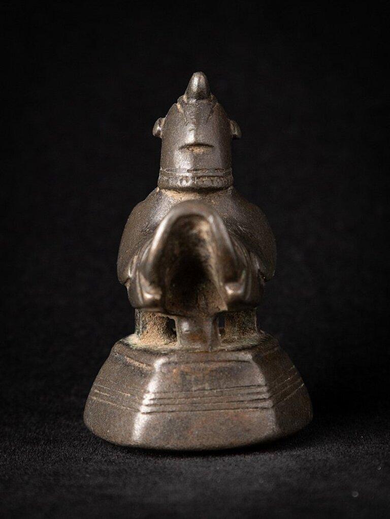 Material: bronze
5,2 cm high 
3,8 cm wide and 3,9 cm deep
Weight: 0.159 kgs
Originating from Burma
19th century.
 