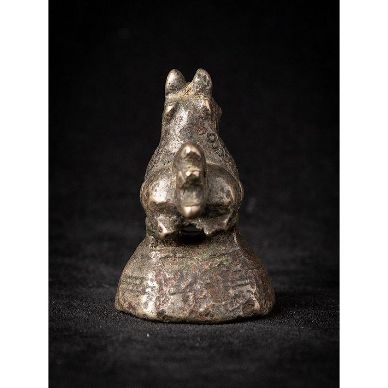 Material: bronze
4 cm high 
2,7 cm wide and 3,3 cm deep
Weight: 0.076 kgs
Originating from Burma
19th century.

 