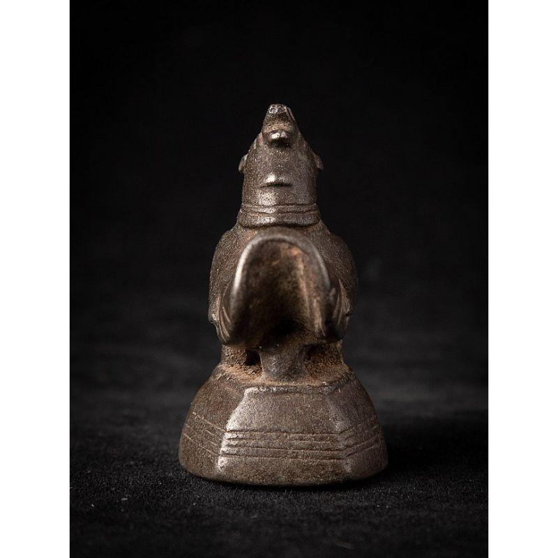 Material: bronze
4,2 cm high 
2,4 cm wide and 3 cm deep
Weight: 0.079 kgs
Originating from Burma
19th century

