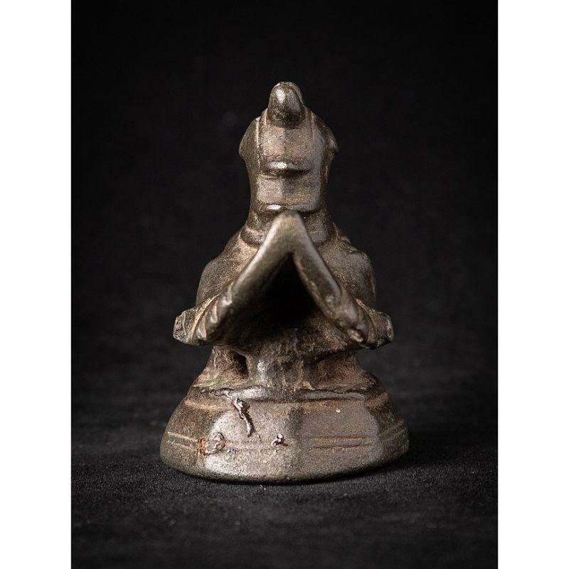 Material: bronce
5,2 cm de altura 
3,4 cm de ancho y 4 cm de fondo
Peso: 0.154 kg
Originaria de Birmania
Siglo XIX.


